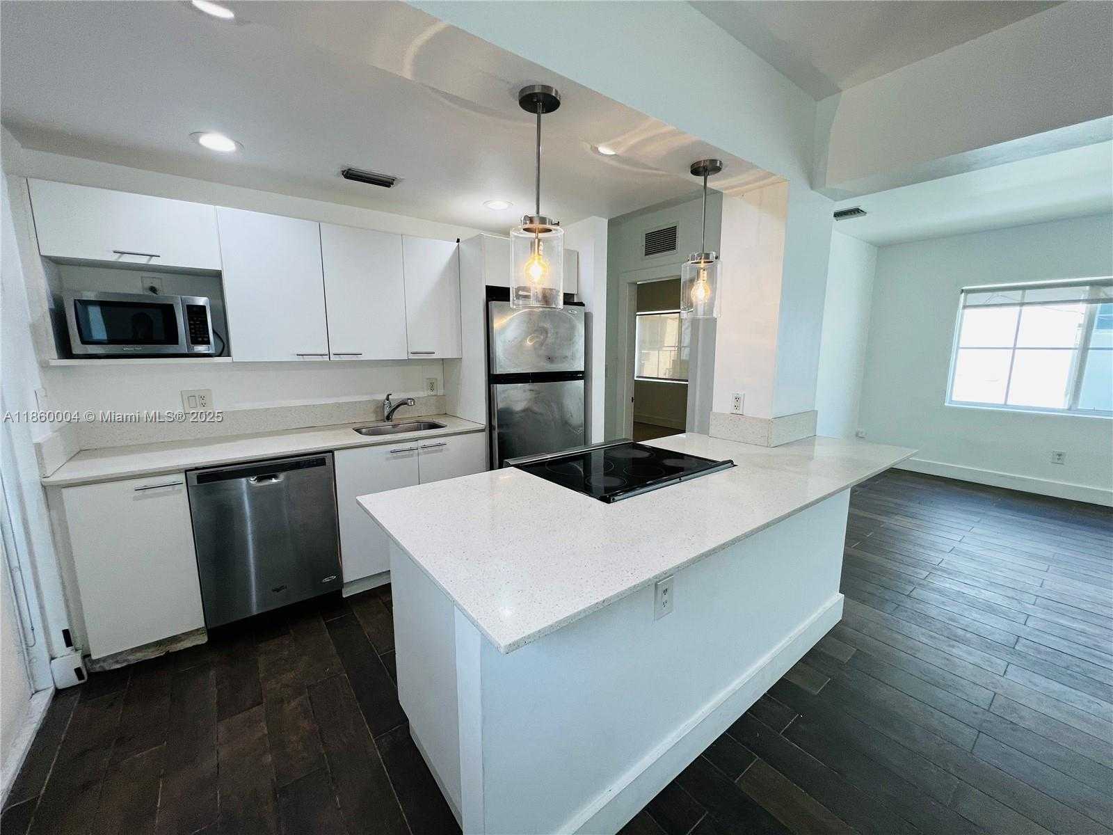 Small Image of 1001 BAY DR, Miami Beach Number 4