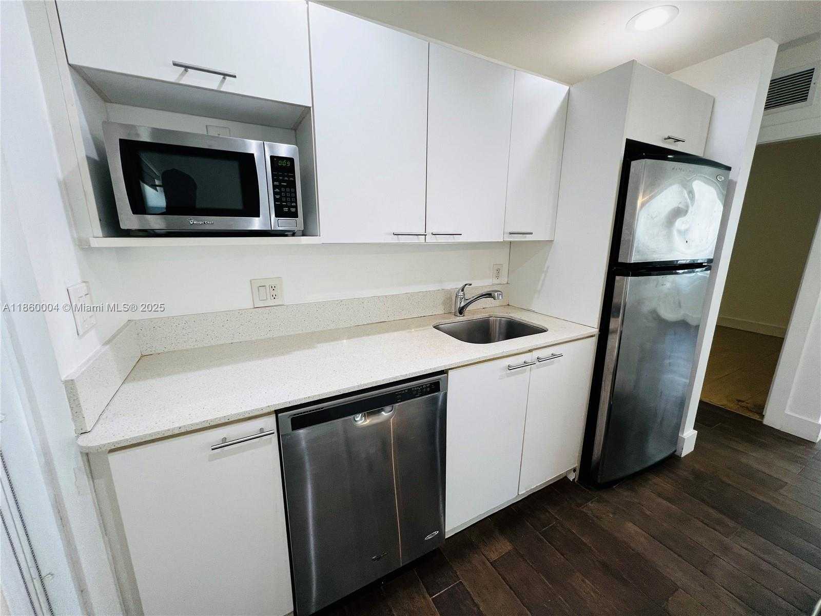 Small Image of 1001 BAY DR, Miami Beach Number 6