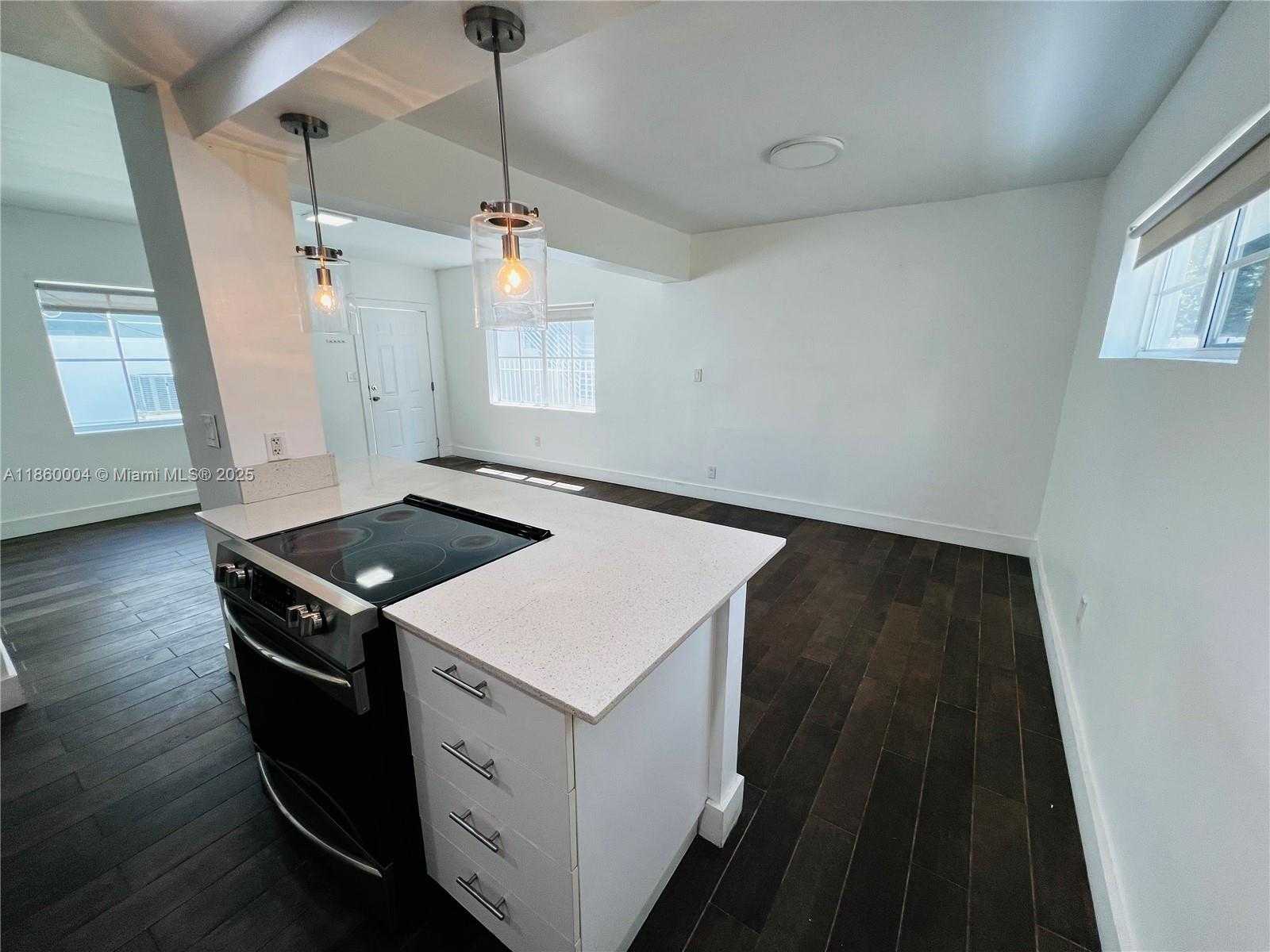 Small Image of 1001 BAY DR, Miami Beach Number 7