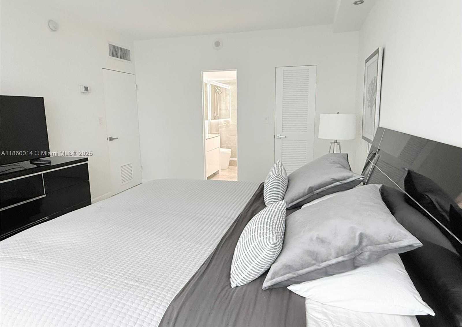 Small Image of 10275 COLLINS AVE #606, Bal Harbour Number 21