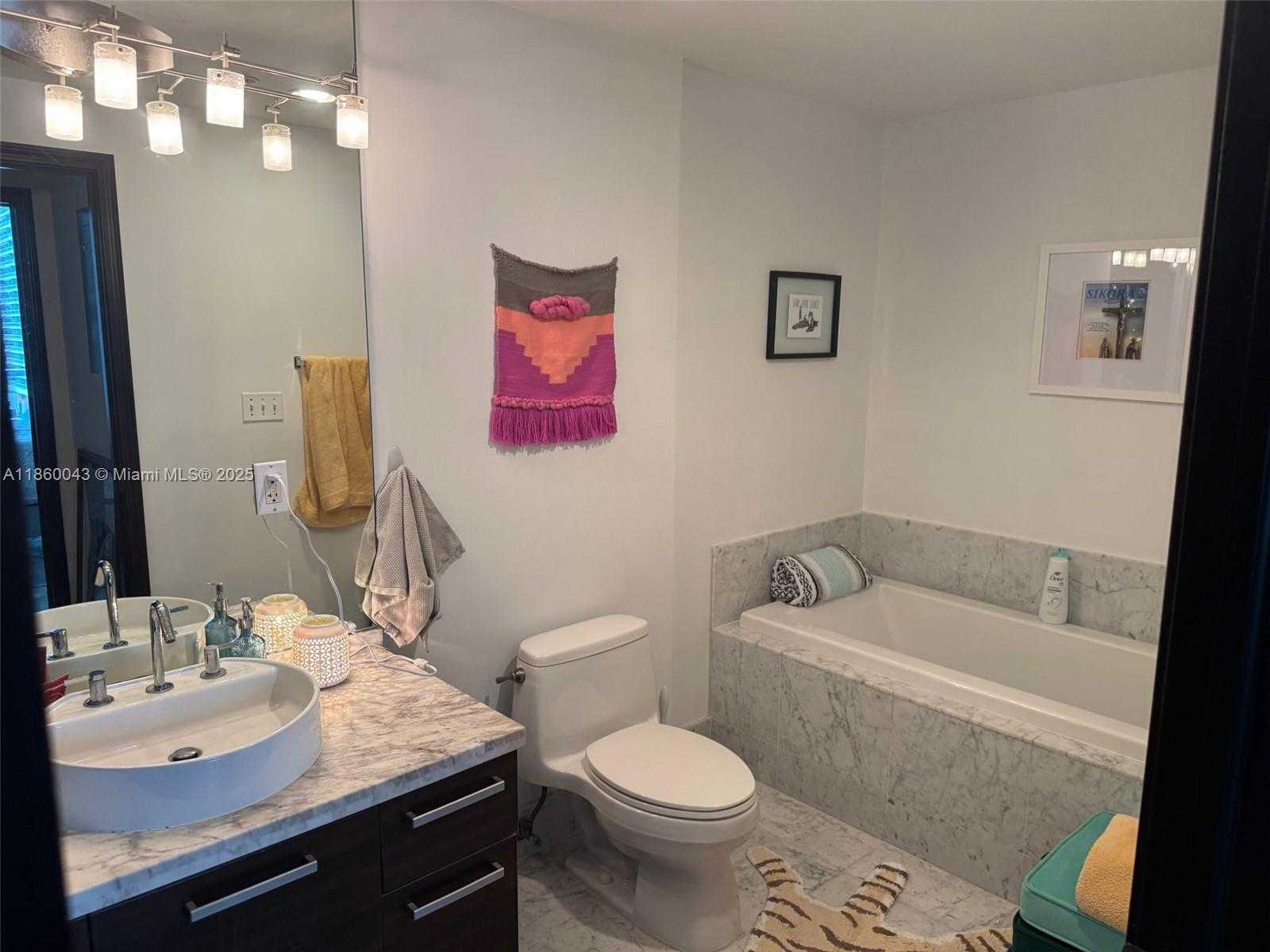Small Image of 244 BISCAYNE BLVD #1807, Miami Number 6