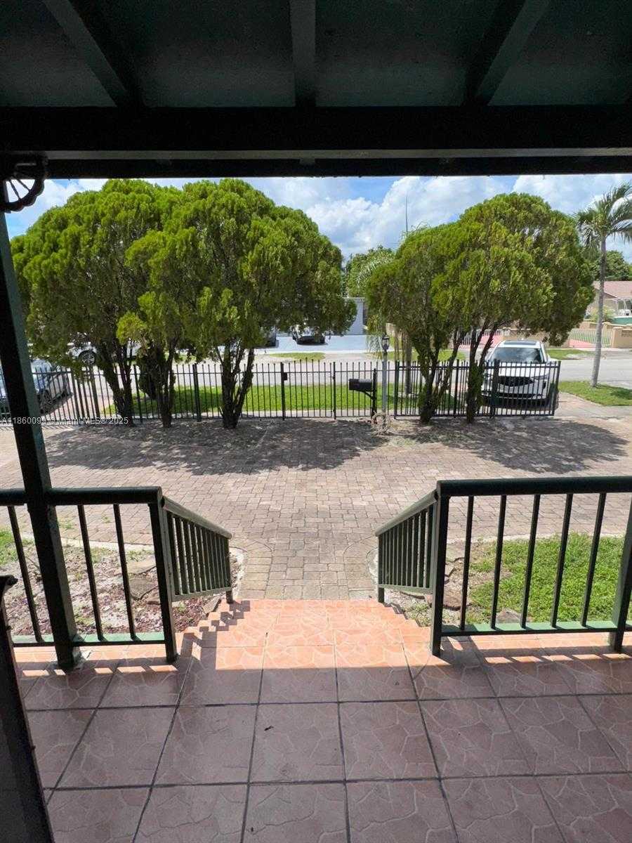 Small Image of 609 WEST 39TH ST #609, Hialeah Number 2