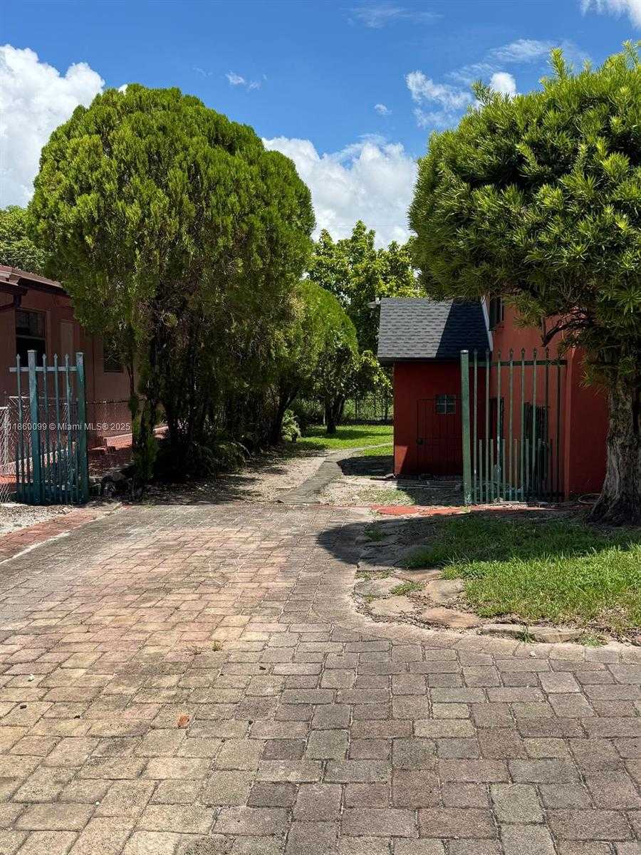 Small Image of 609 WEST 39TH ST #609, Hialeah Number 3