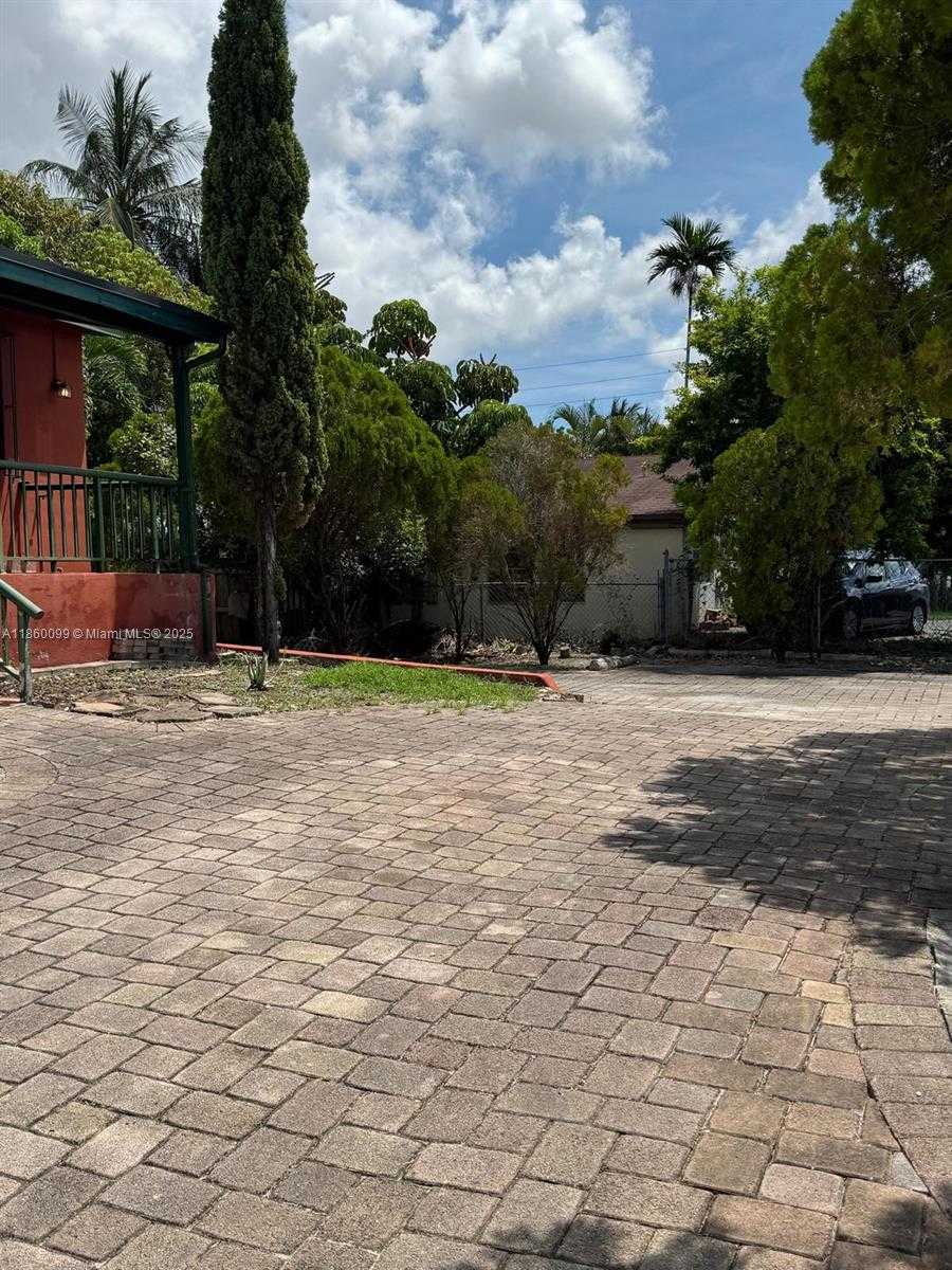 Small Image of 609 WEST 39TH ST #609, Hialeah Number 4