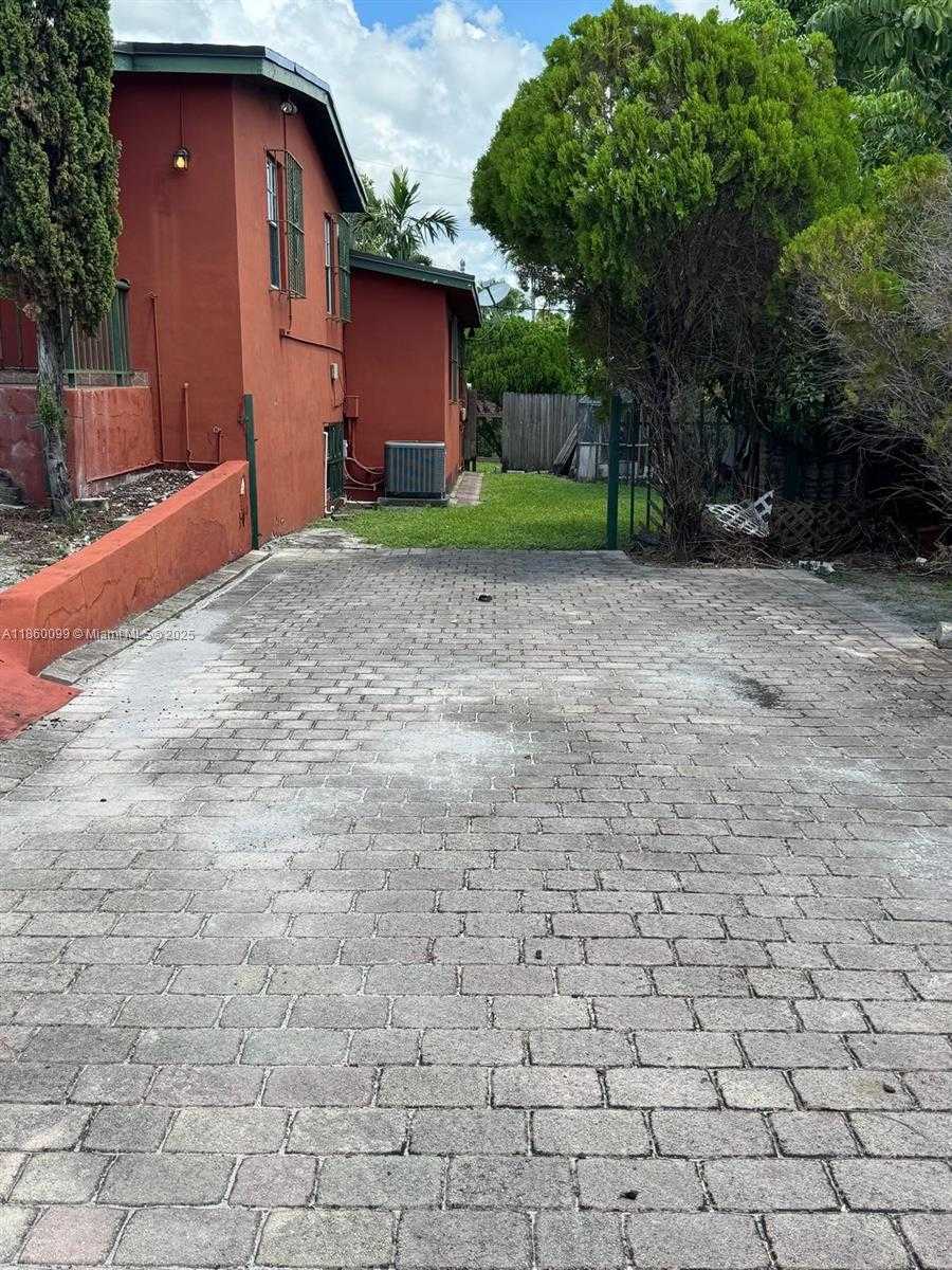 Small Image of 609 WEST 39TH ST #609, Hialeah Number 5