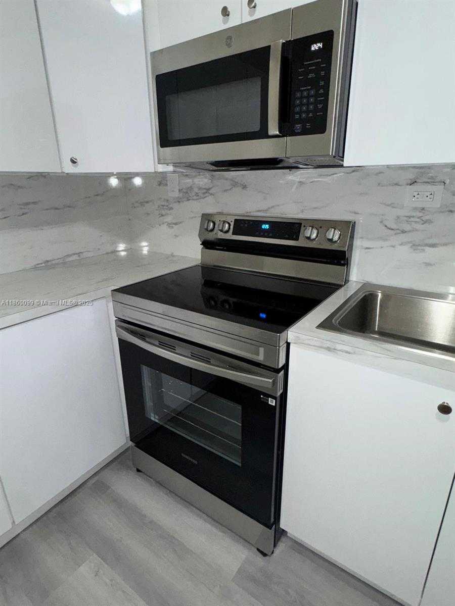 Small Image of 609 WEST 39TH ST #609, Hialeah Number 8