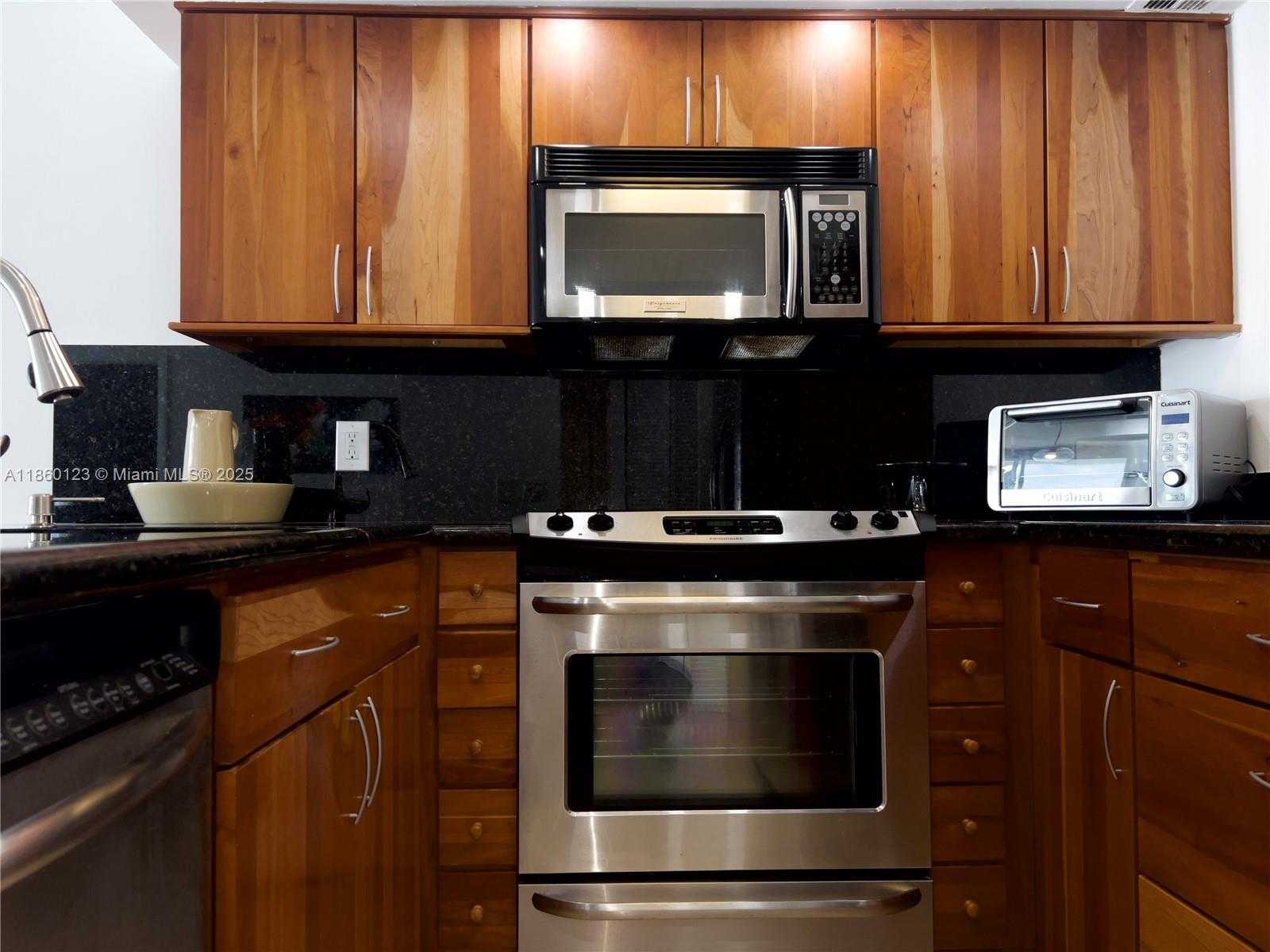 Small Image of 345 OCEAN DR #1122, Miami Beach Number 8
