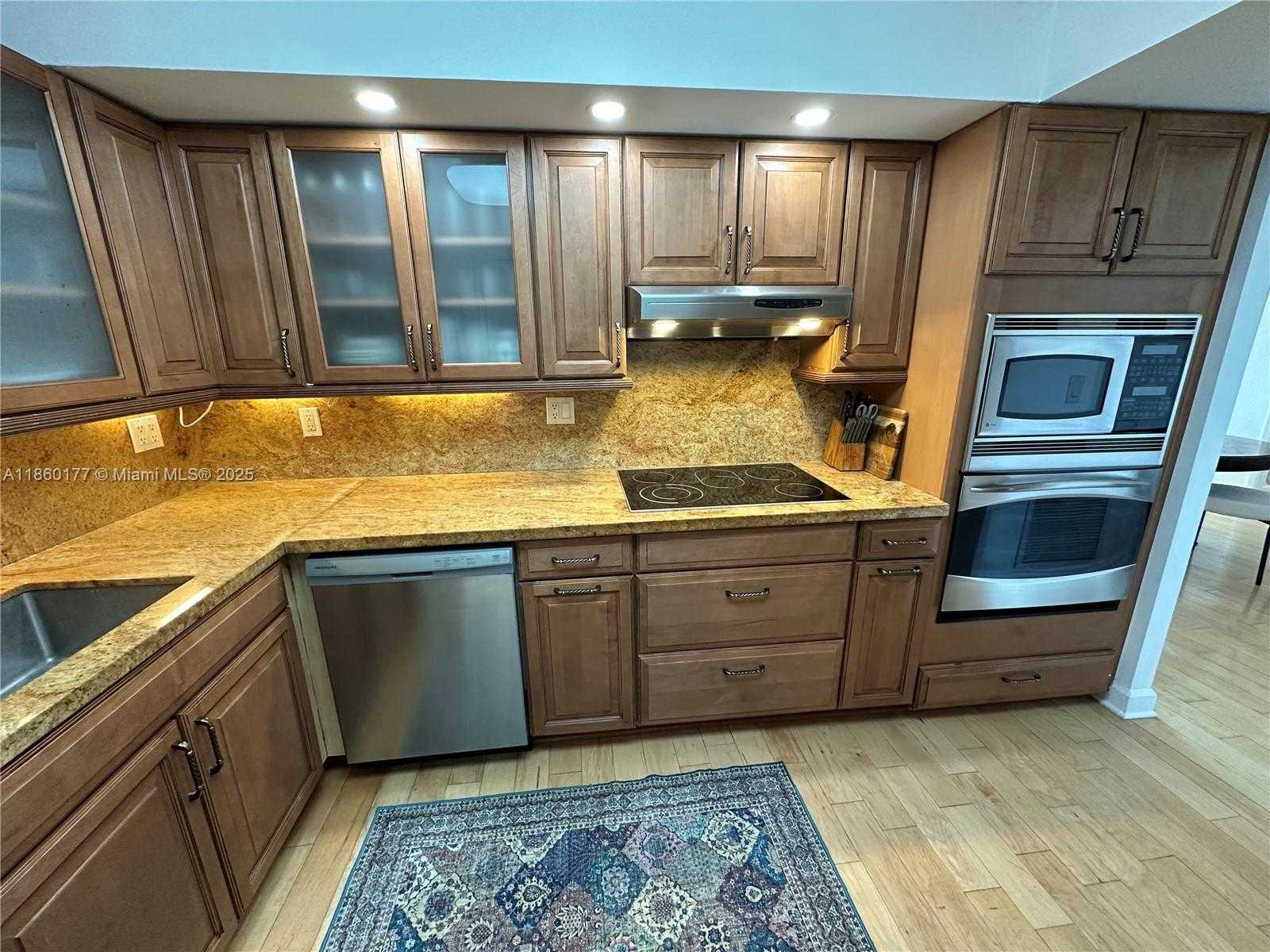 Small Image of 6039 COLLINS AVE #1136, Miami Beach Number 4