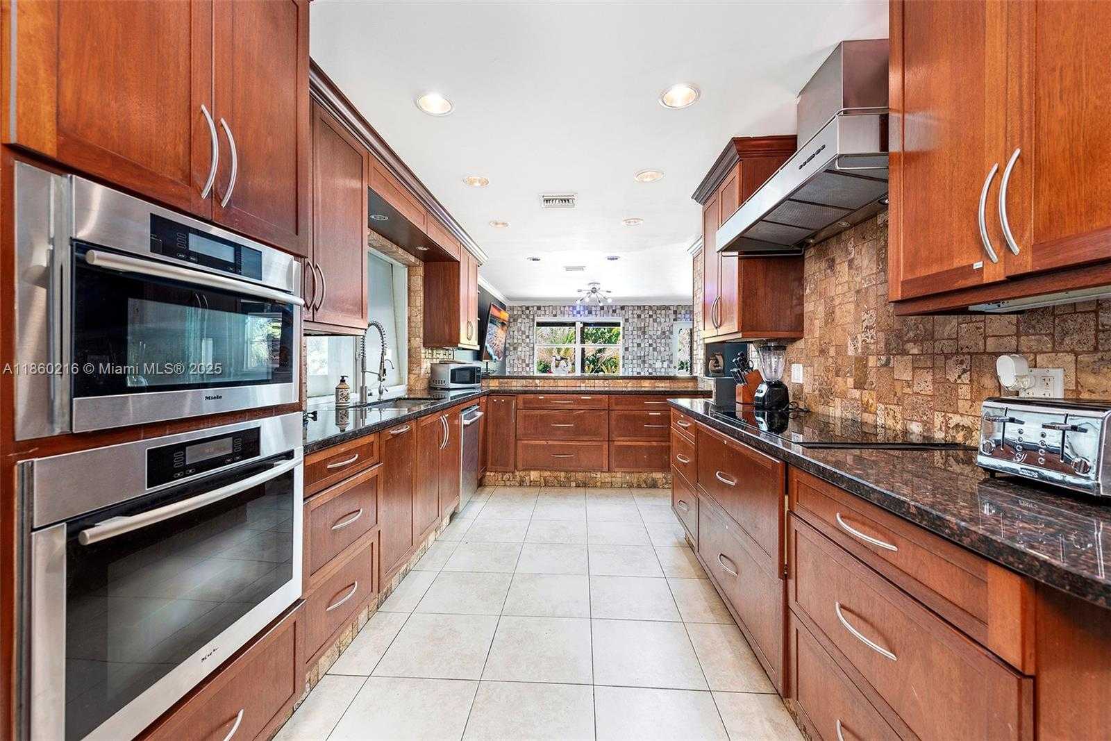 Small Image of 250 NORTH EAST 158TH ST, Miami Number 13