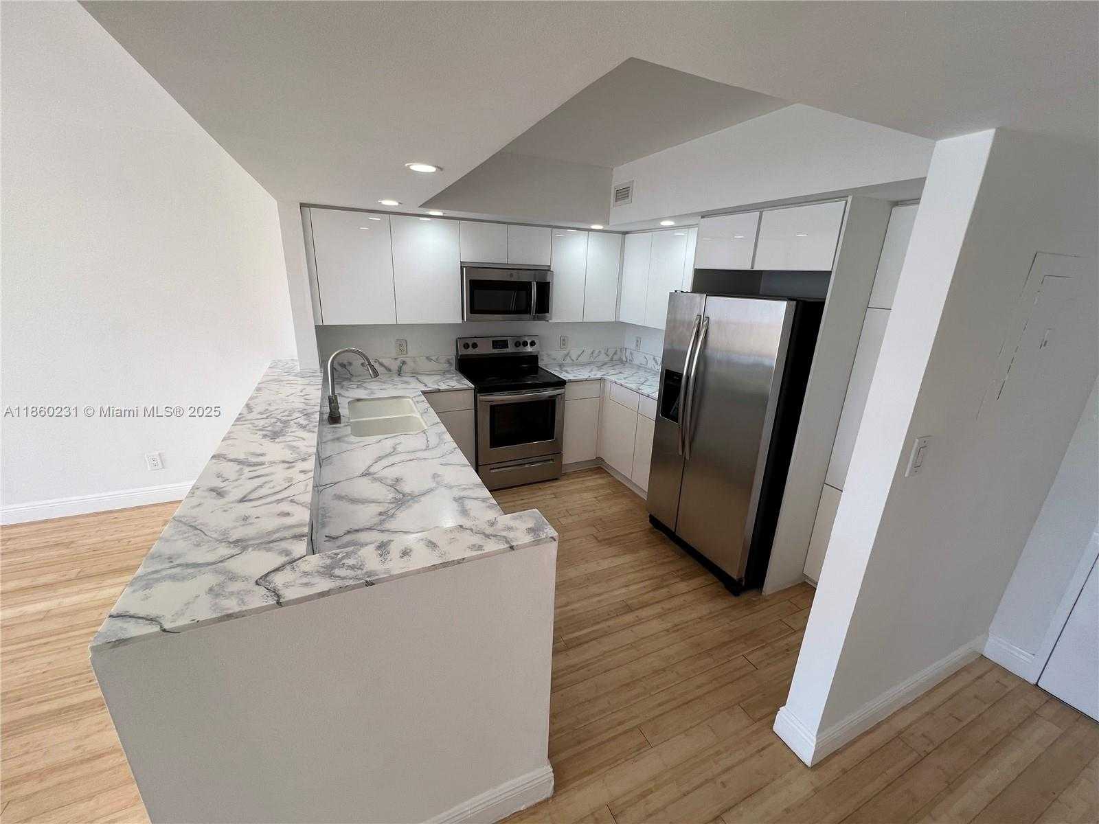 Small Image of 5600 COLLINS AVE #17T, Miami Beach Number 12