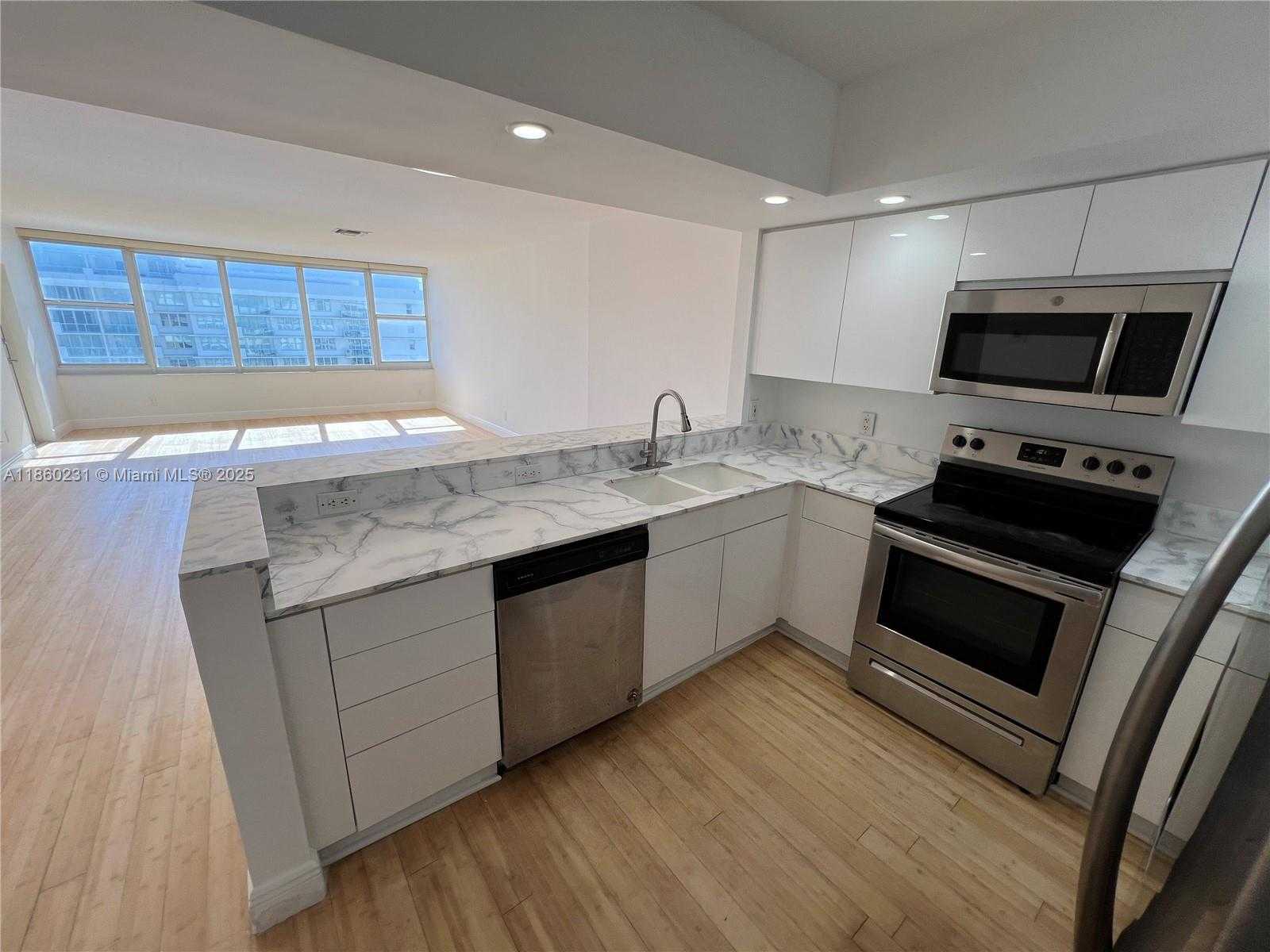 Small Image of 5600 COLLINS AVE #17T, Miami Beach Number 13