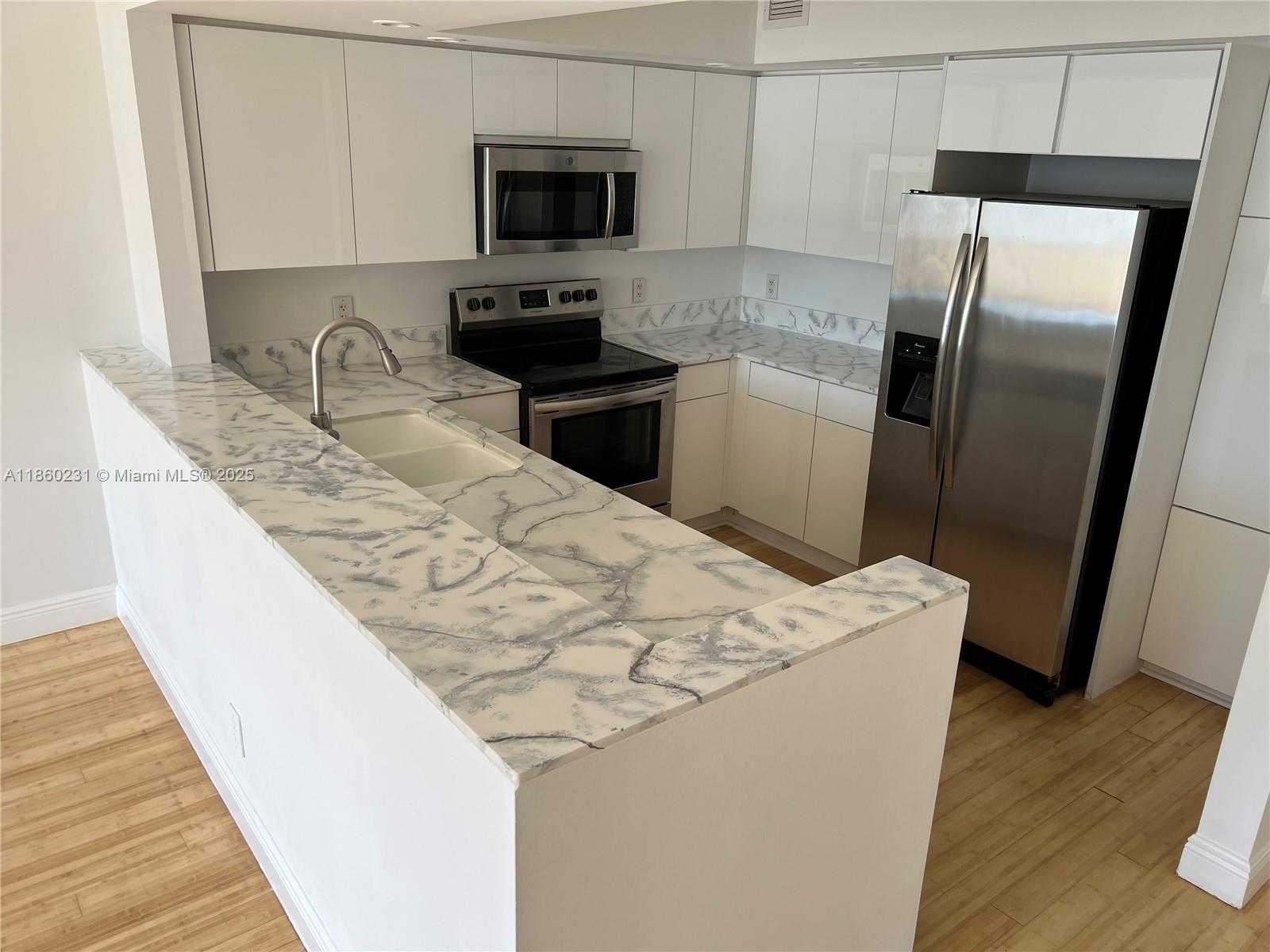 Small Image of 5600 COLLINS AVE #17T, Miami Beach Number 14