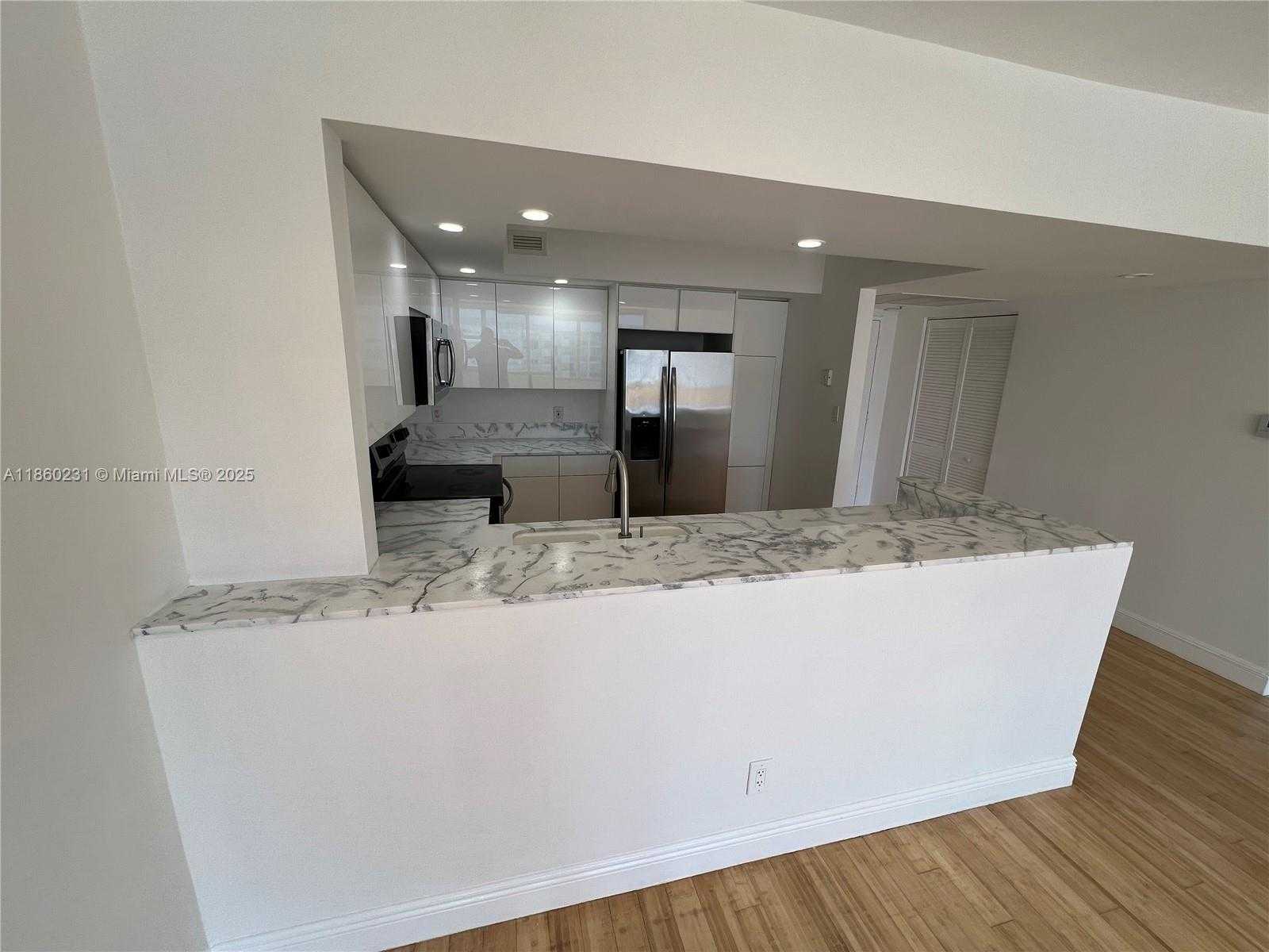 Small Image of 5600 COLLINS AVE #17T, Miami Beach Number 16