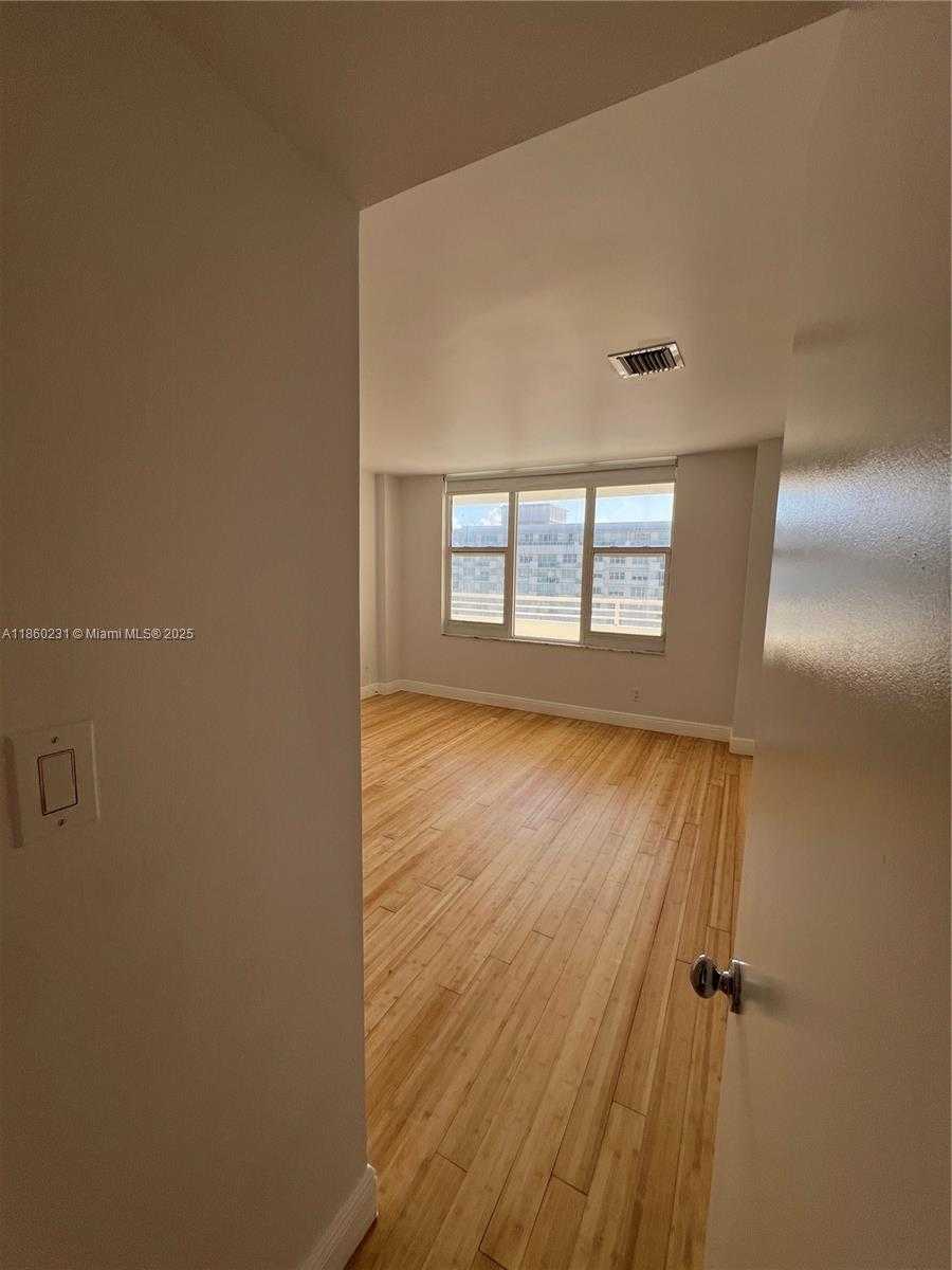 Small Image of 5600 COLLINS AVE #17T, Miami Beach Number 30
