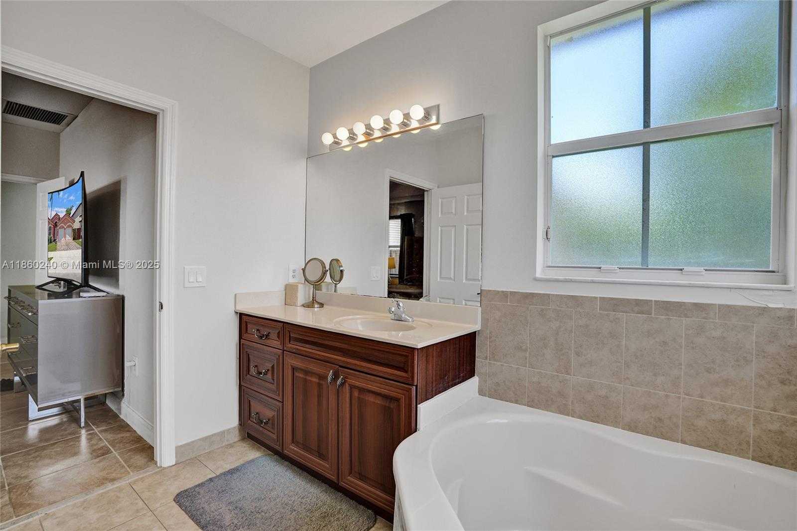 Small Image of 15385 SOUTH WEST 93RD LN, Miami Number 21