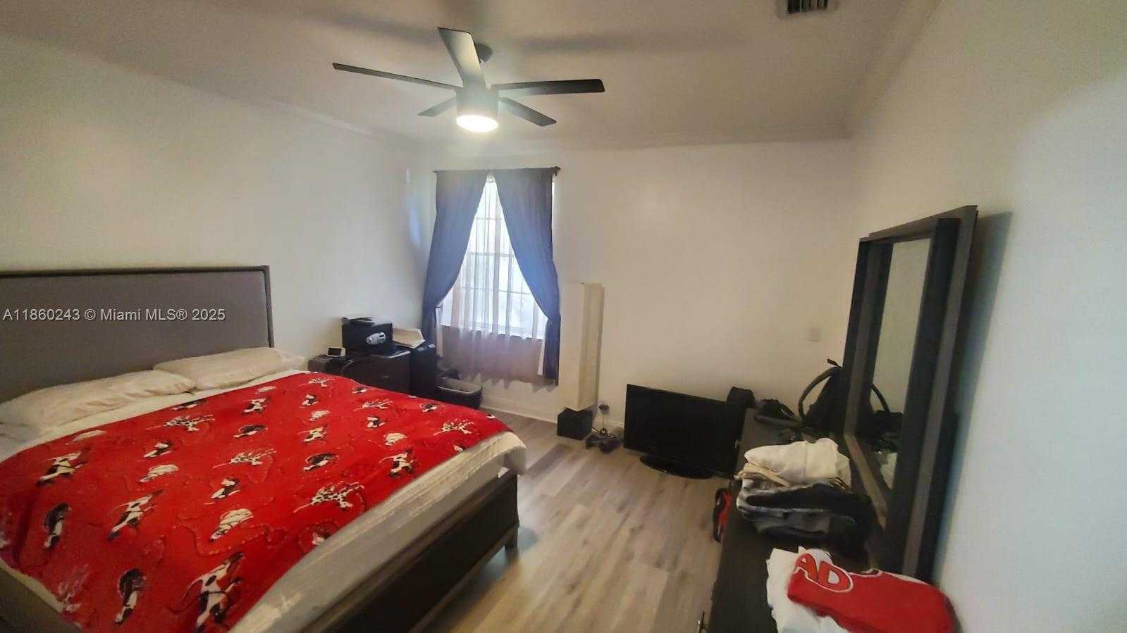 Small Image of 8091 Royal Palm Cir, Tamarac, FL 33321, USA Number 13