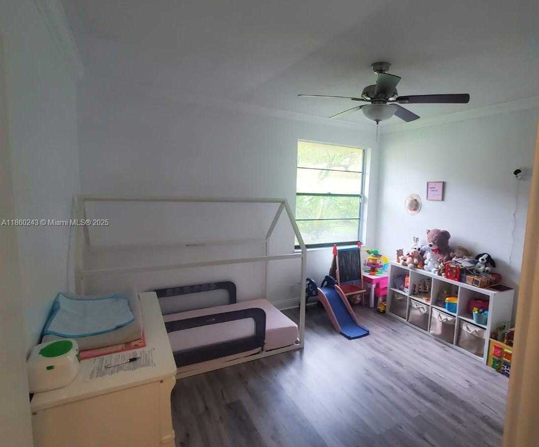Small Image of 8091 Royal Palm Cir, Tamarac, FL 33321, USA Number 15