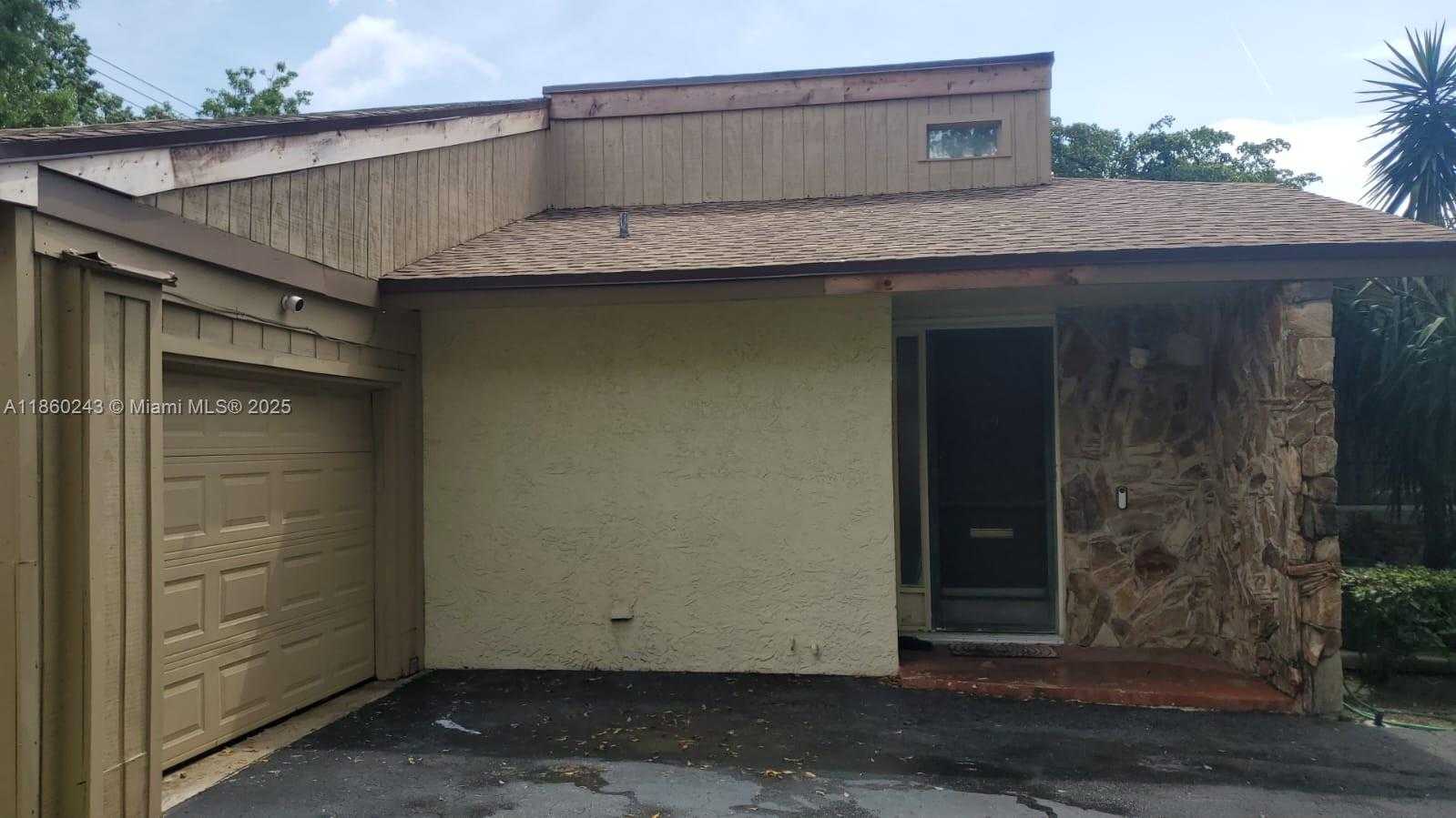 Small Image of 8091 Royal Palm Cir, Tamarac, FL 33321, USA Number 3