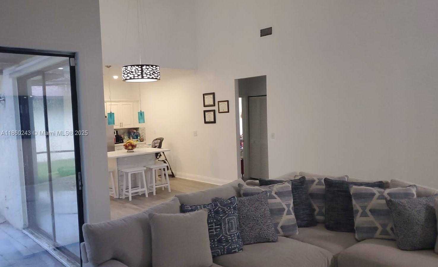 Small Image of 8091 Royal Palm Cir, Tamarac, FL 33321, USA Number 5