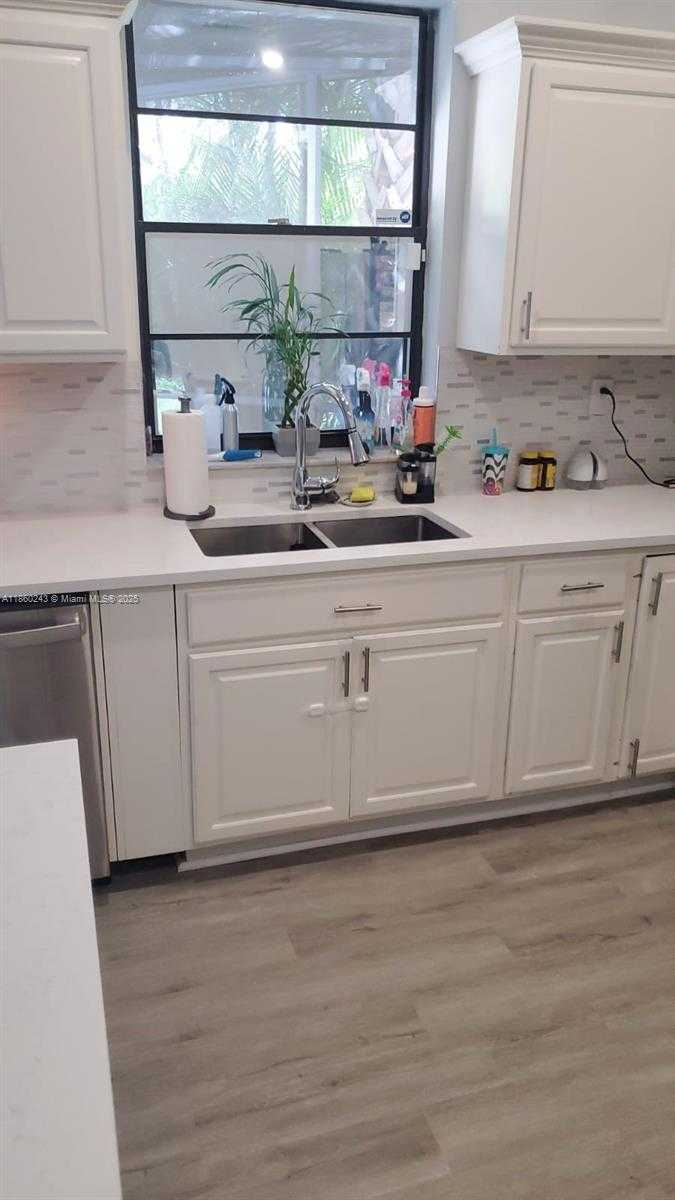 Small Image of 8091 Royal Palm Cir, Tamarac, FL 33321, USA Number 9