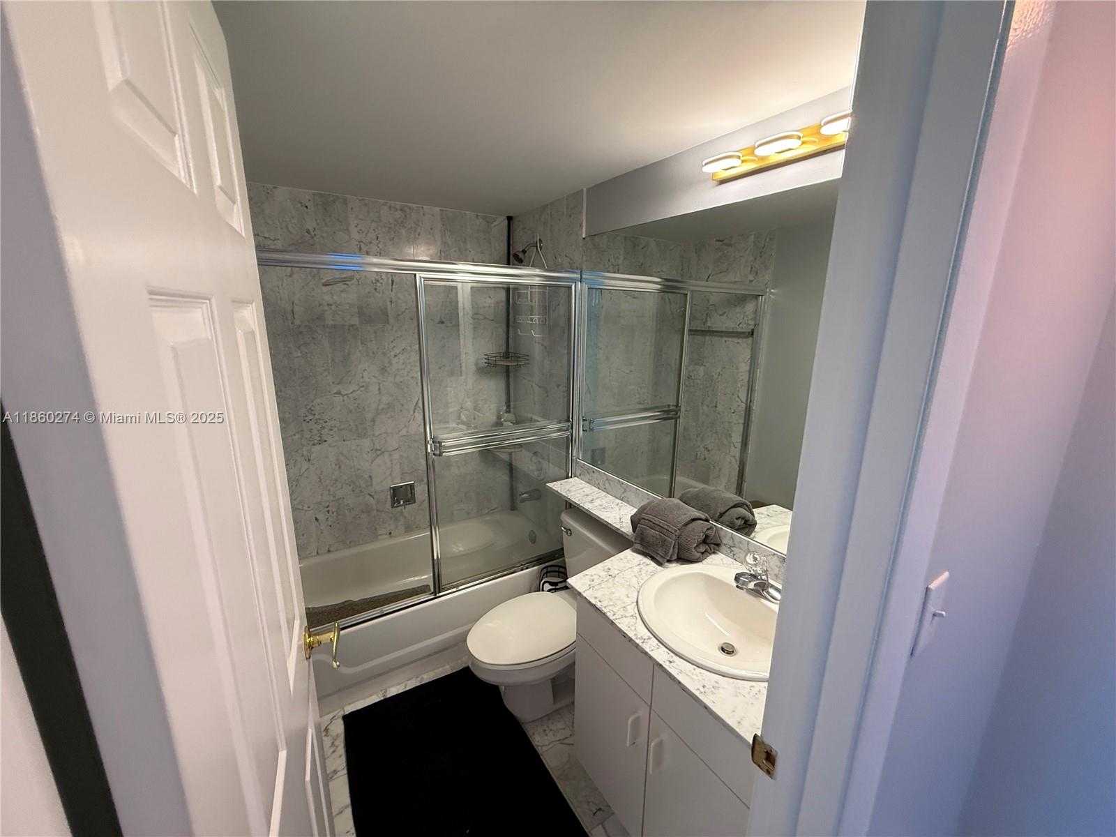 Small Image of 800 CLAUGHTON ISLAND DR #703, Miami Number 15