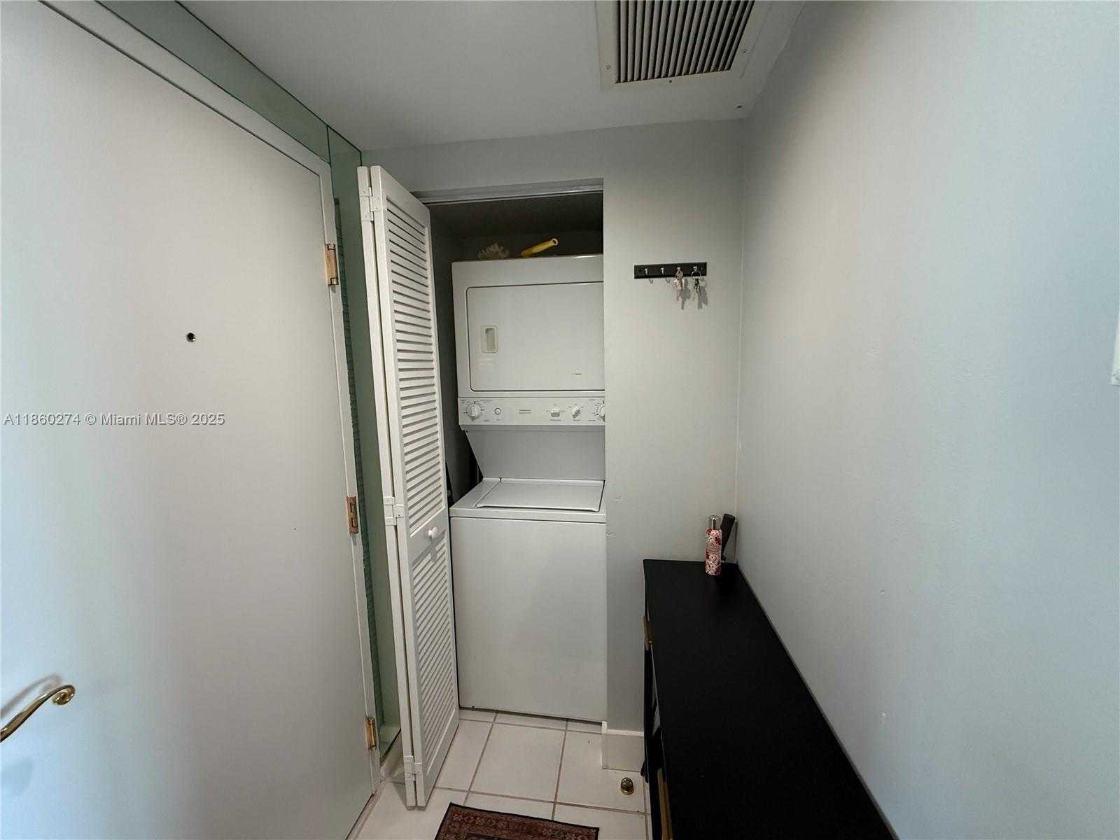 Small Image of 800 CLAUGHTON ISLAND DR #703, Miami Number 18