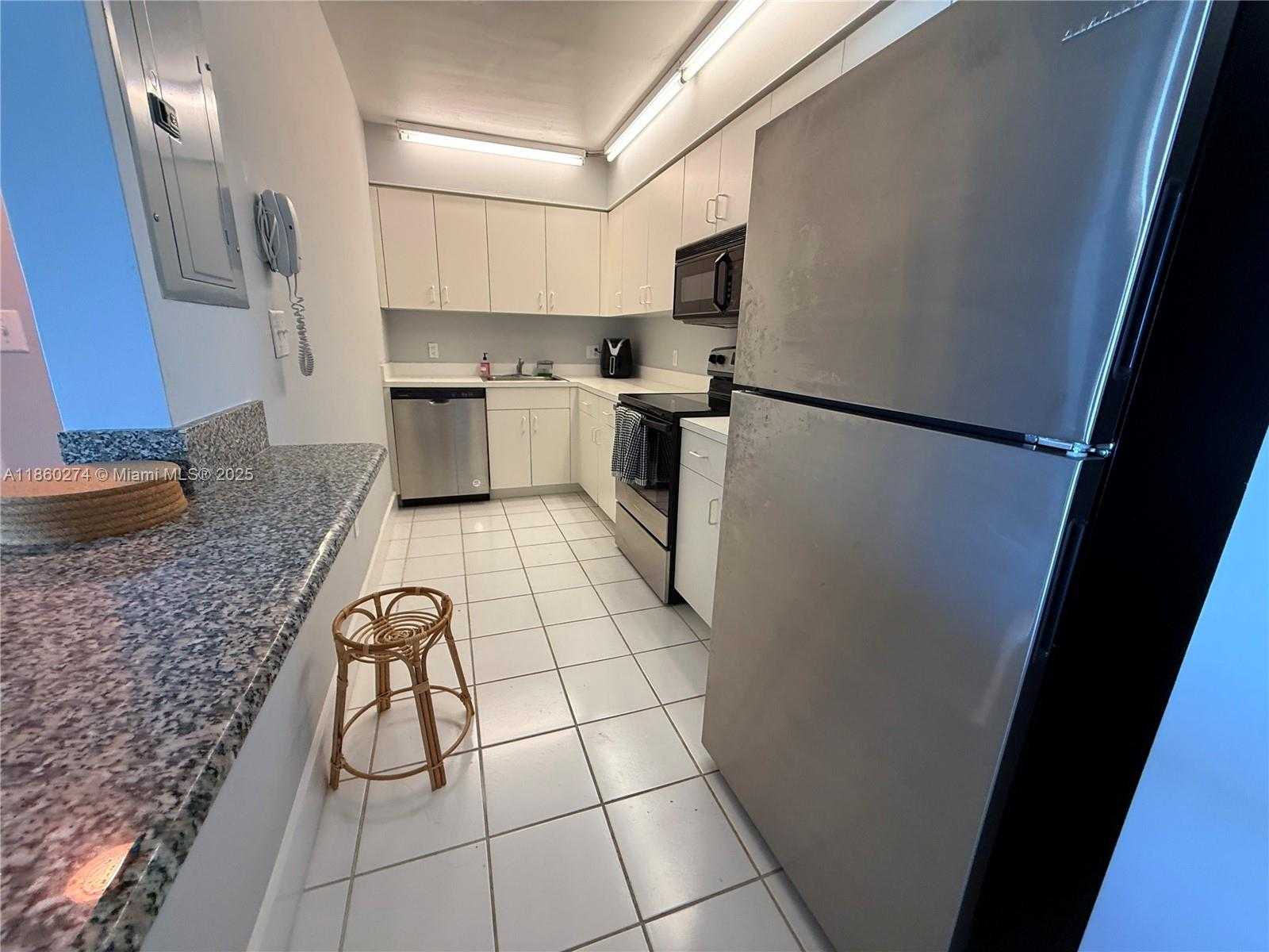 Small Image of 800 CLAUGHTON ISLAND DR #703, Miami Number 5