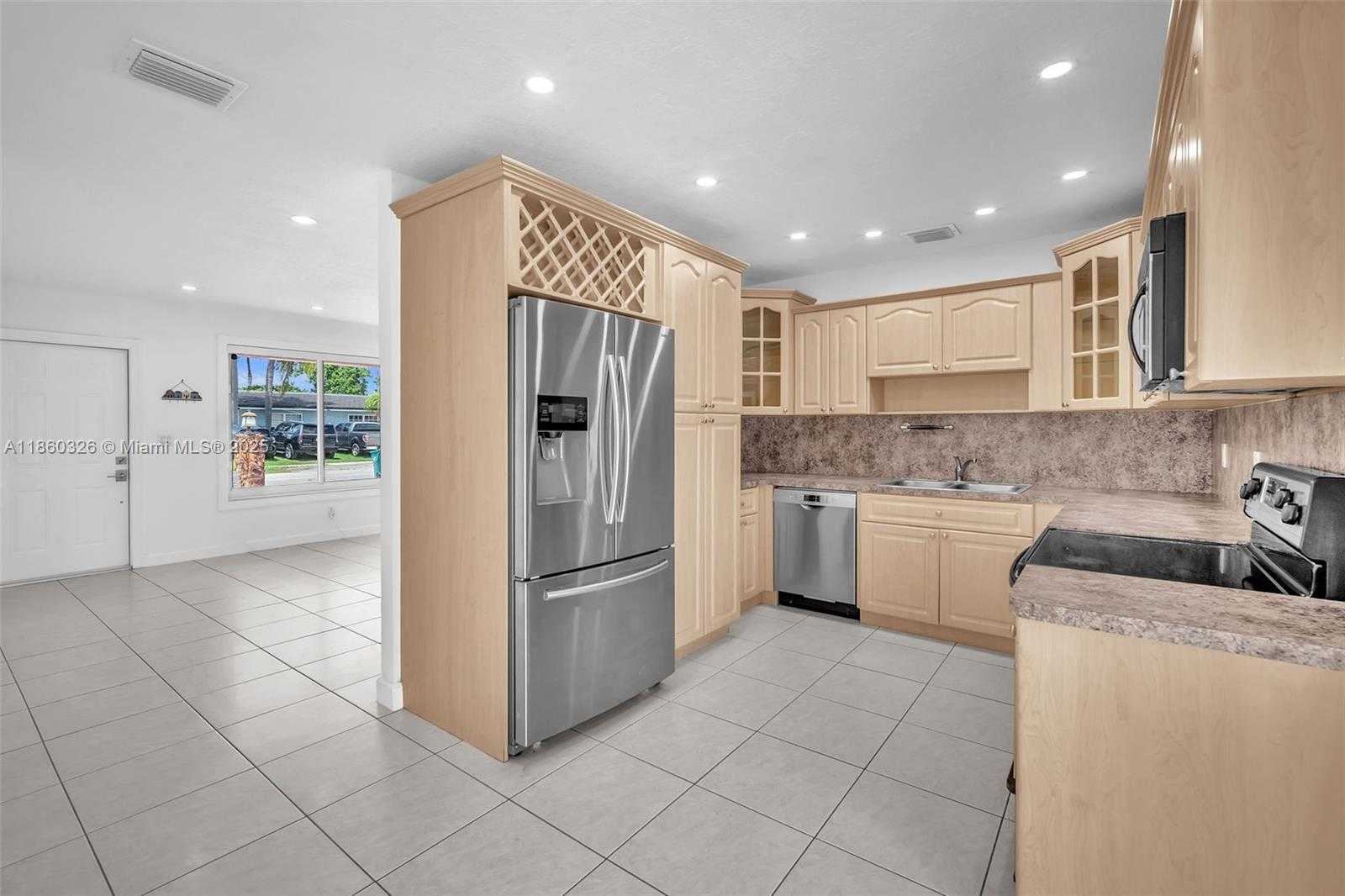 Small Image of 3341 SOUTH WEST 94TH CT, Miami Number 2