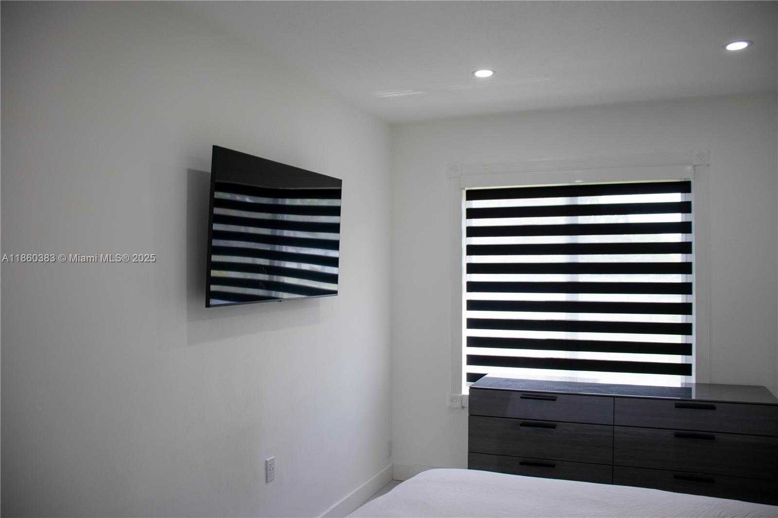 Small Image of 295 NORTH EAST 150TH ST, Miami Number 30