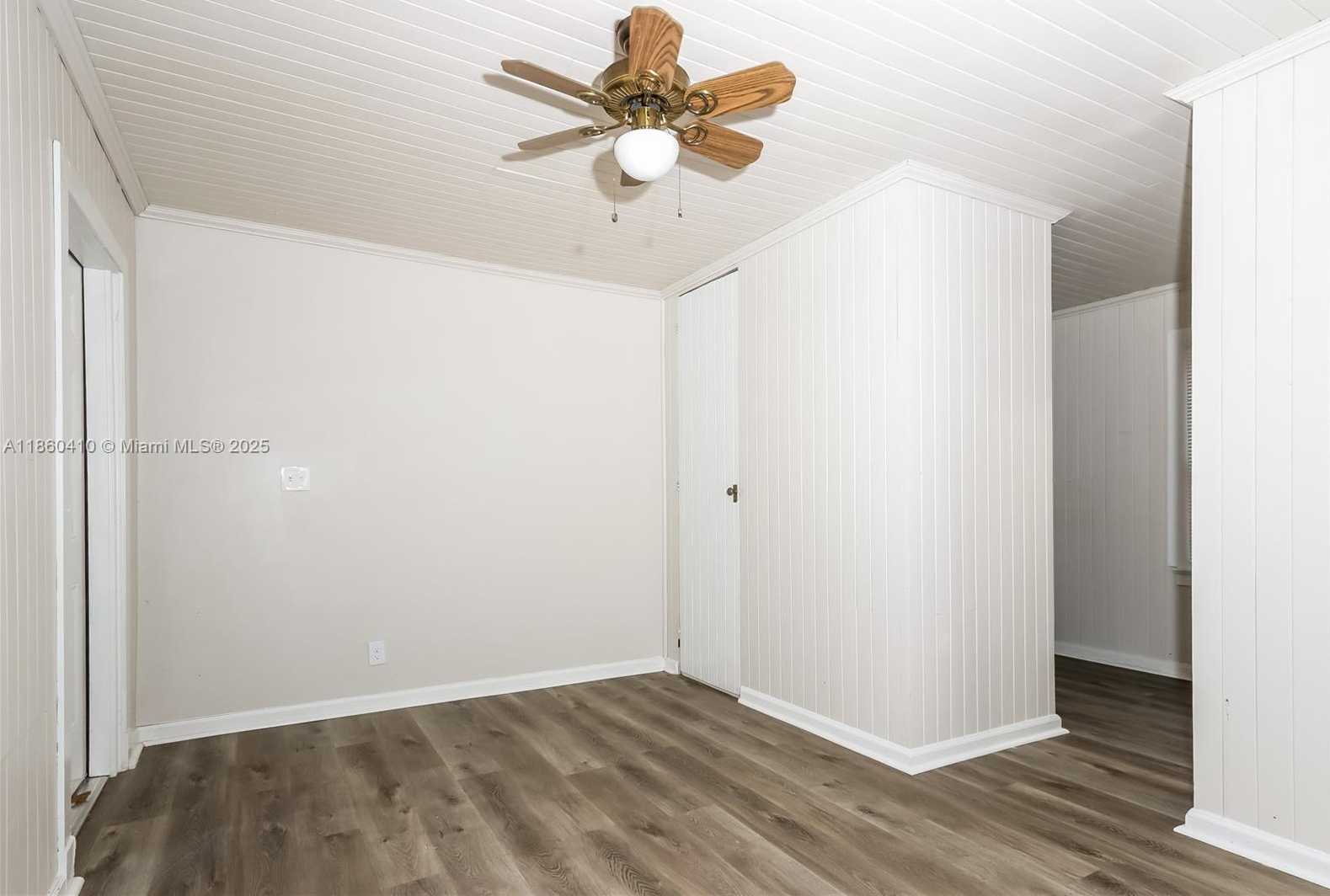 Small Image of 523 PLYMOUTH RD, West Palm Beach Number 11