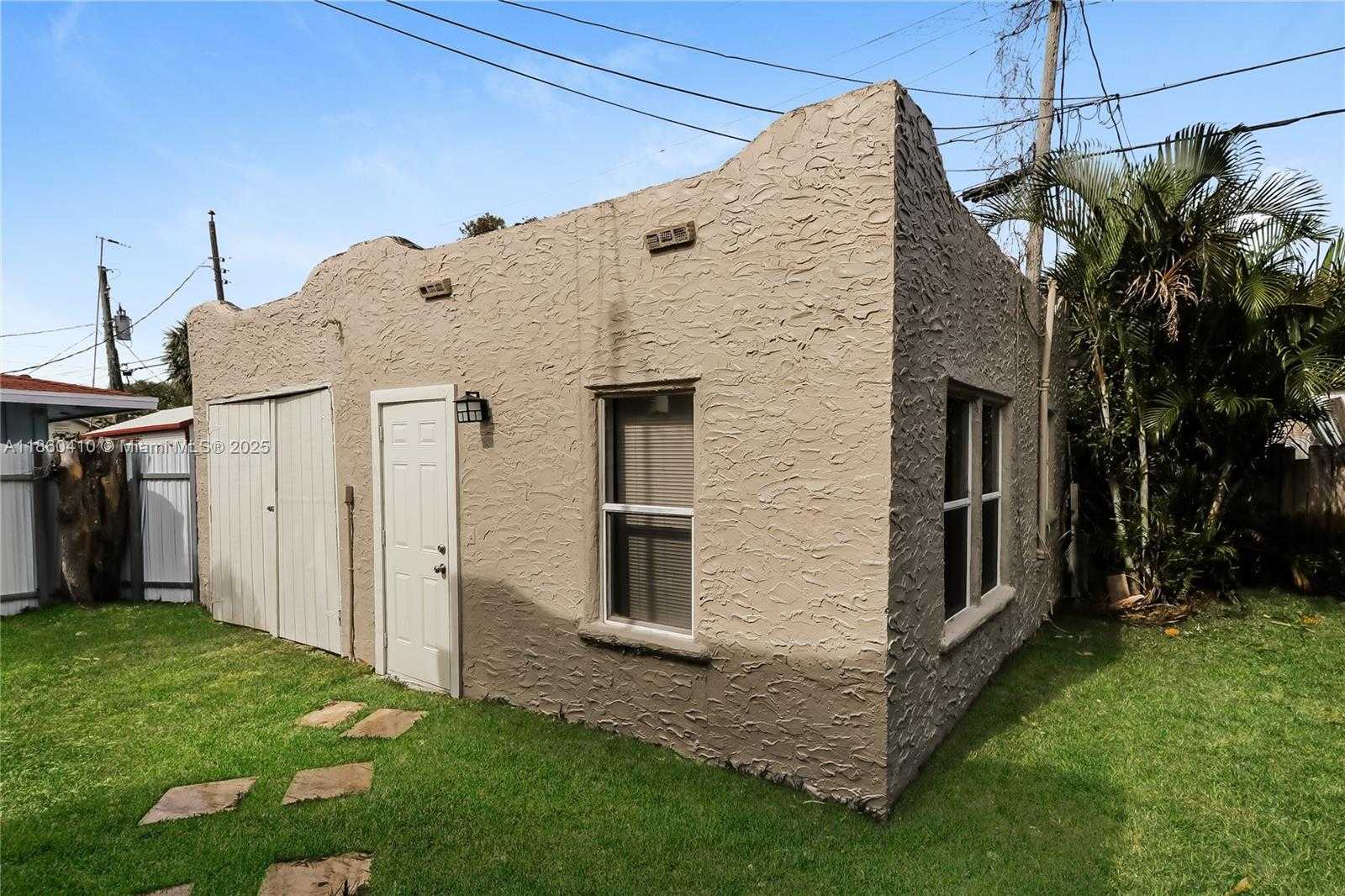 Small Image of 523 PLYMOUTH RD, West Palm Beach Number 15
