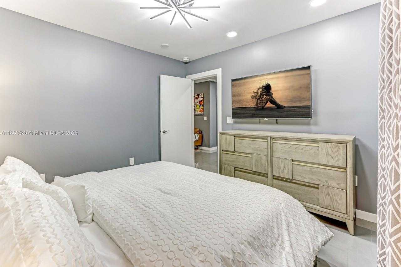 Small Image of 2302 TAYLOR ST #3, Hollywood Number 10