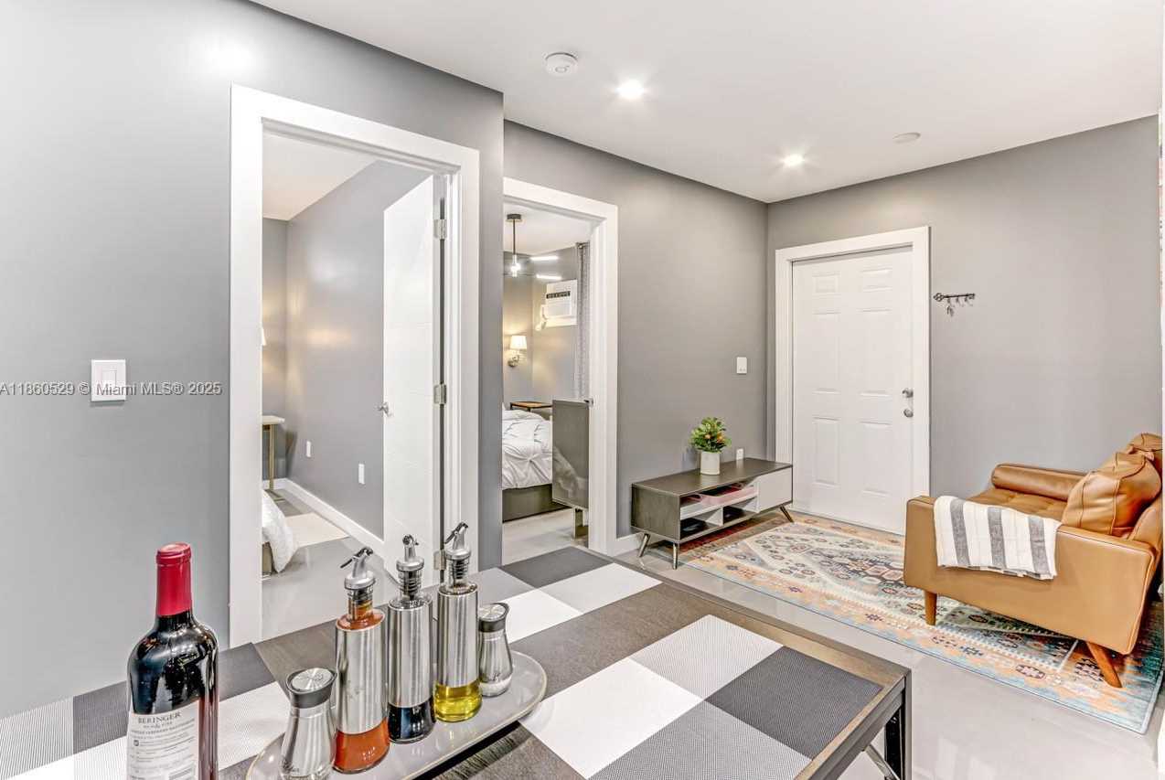 Small Image of 2302 TAYLOR ST #3, Hollywood Number 6