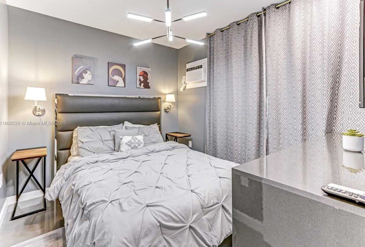 Small Image of 2302 TAYLOR ST #3, Hollywood Number 7