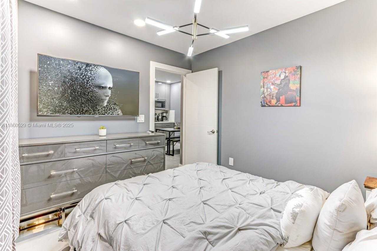 Small Image of 2302 TAYLOR ST #3, Hollywood Number 8