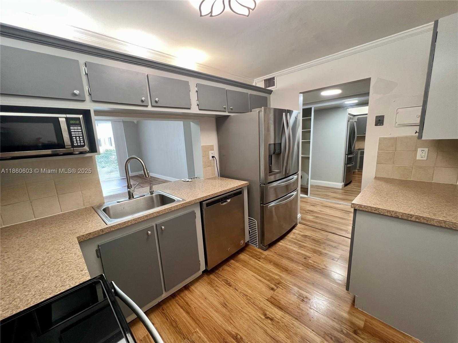 Small Image of 1666 WEST AVE #408, Miami Beach Number 2