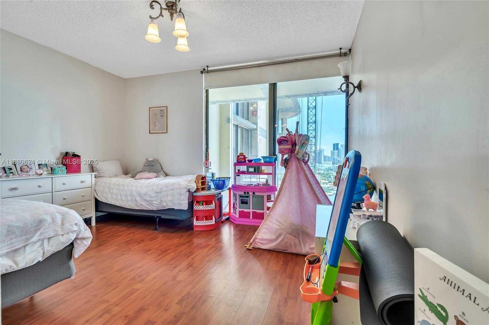 Small Image of 19355 TURNBERRY WAY #19F, Aventura Number 18