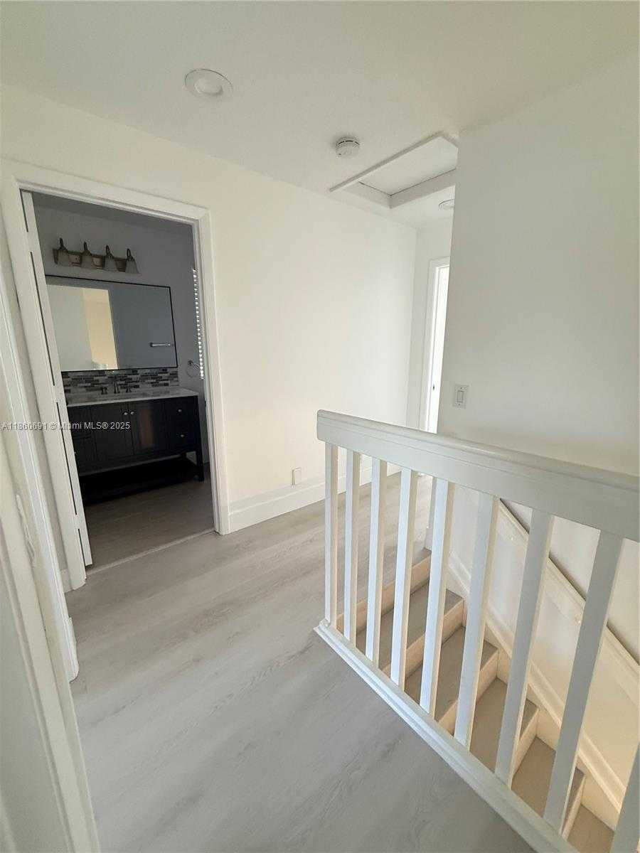 Small Image of 1421 PRESIDIO DR, Weston Number 11