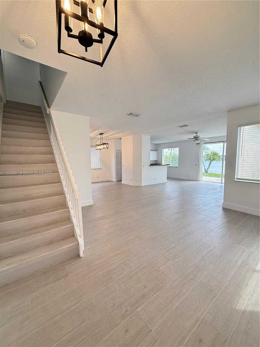 Small Image of 1421 PRESIDIO DR, Weston Number 4