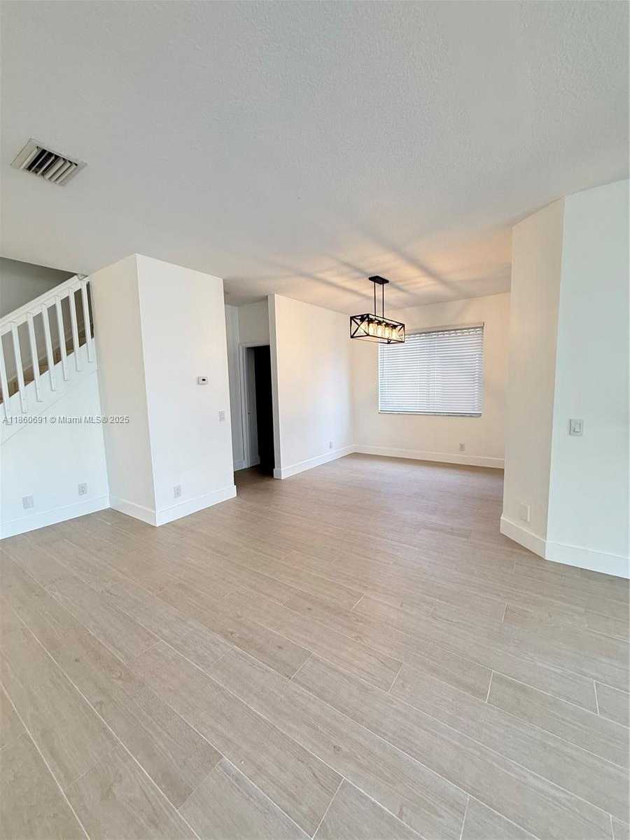 Small Image of 1421 PRESIDIO DR, Weston Number 7