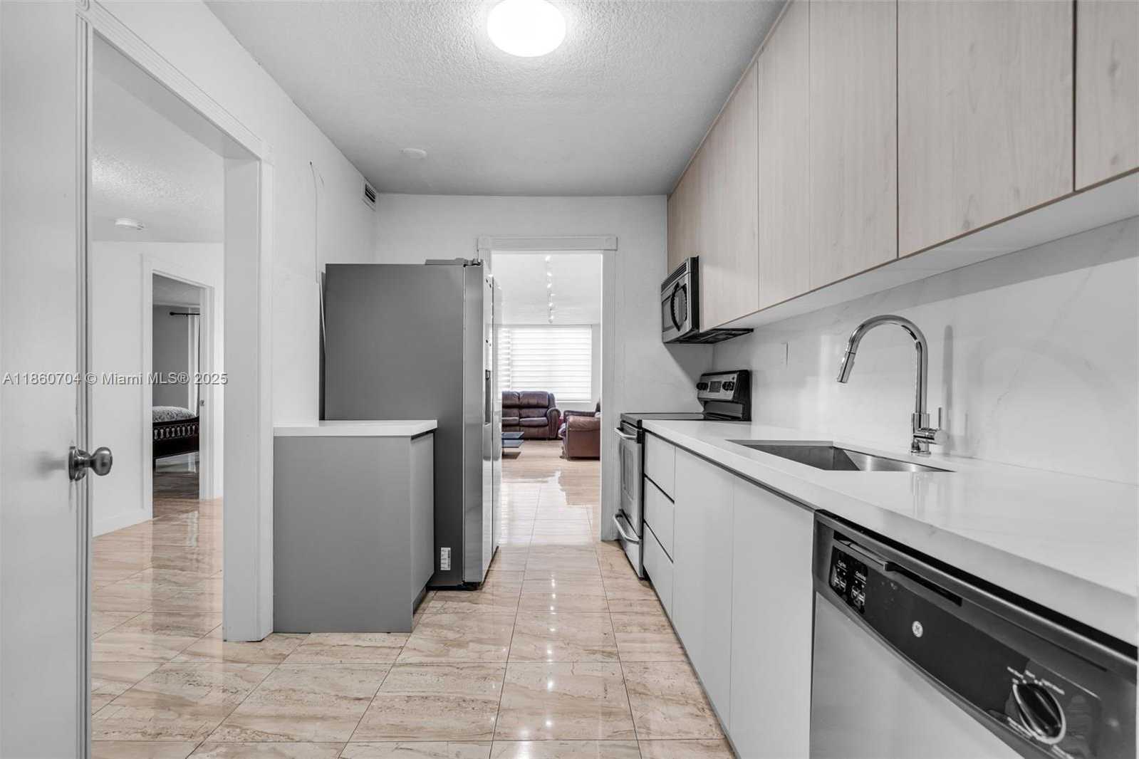 Small Image of 5401 COLLINS AVE #211, Miami Beach Number 10