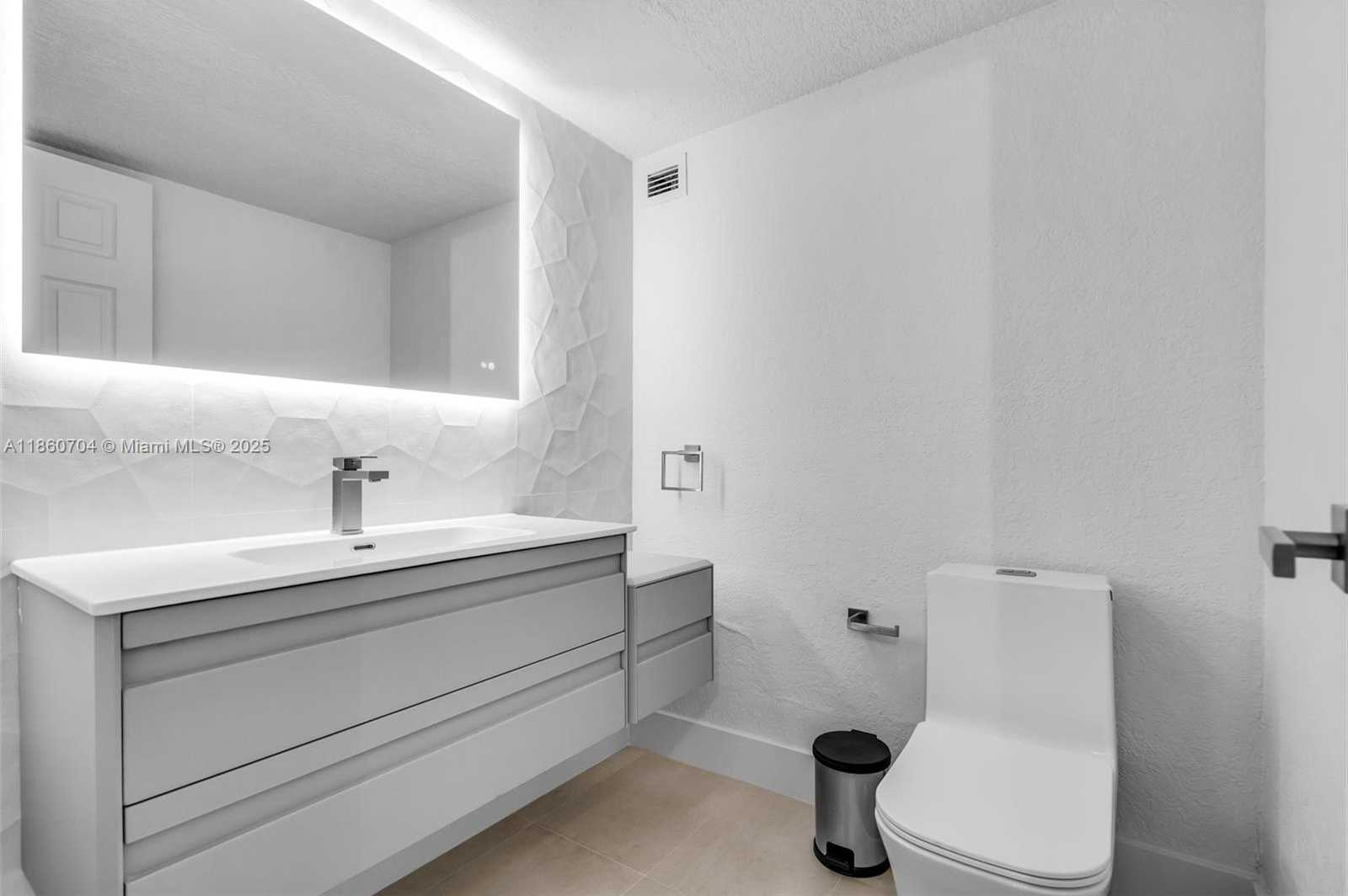 Small Image of 5401 COLLINS AVE #211, Miami Beach Number 12