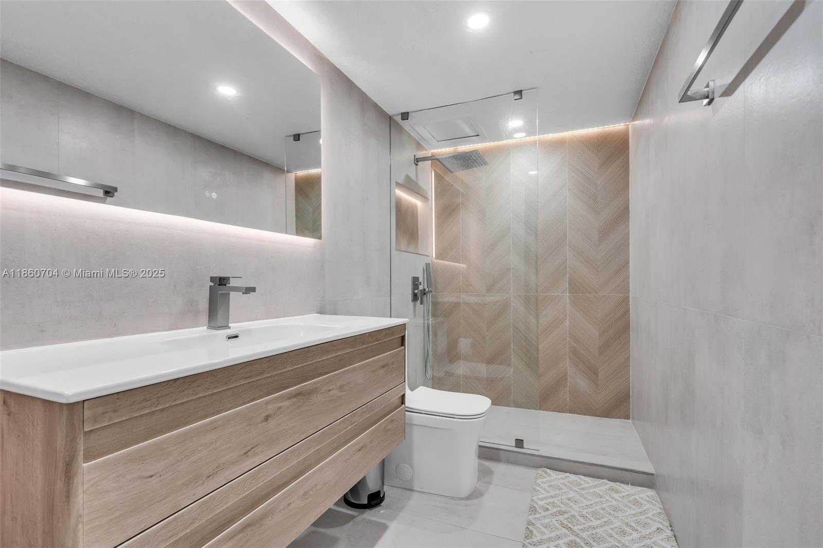 Small Image of 5401 COLLINS AVE #211, Miami Beach Number 17