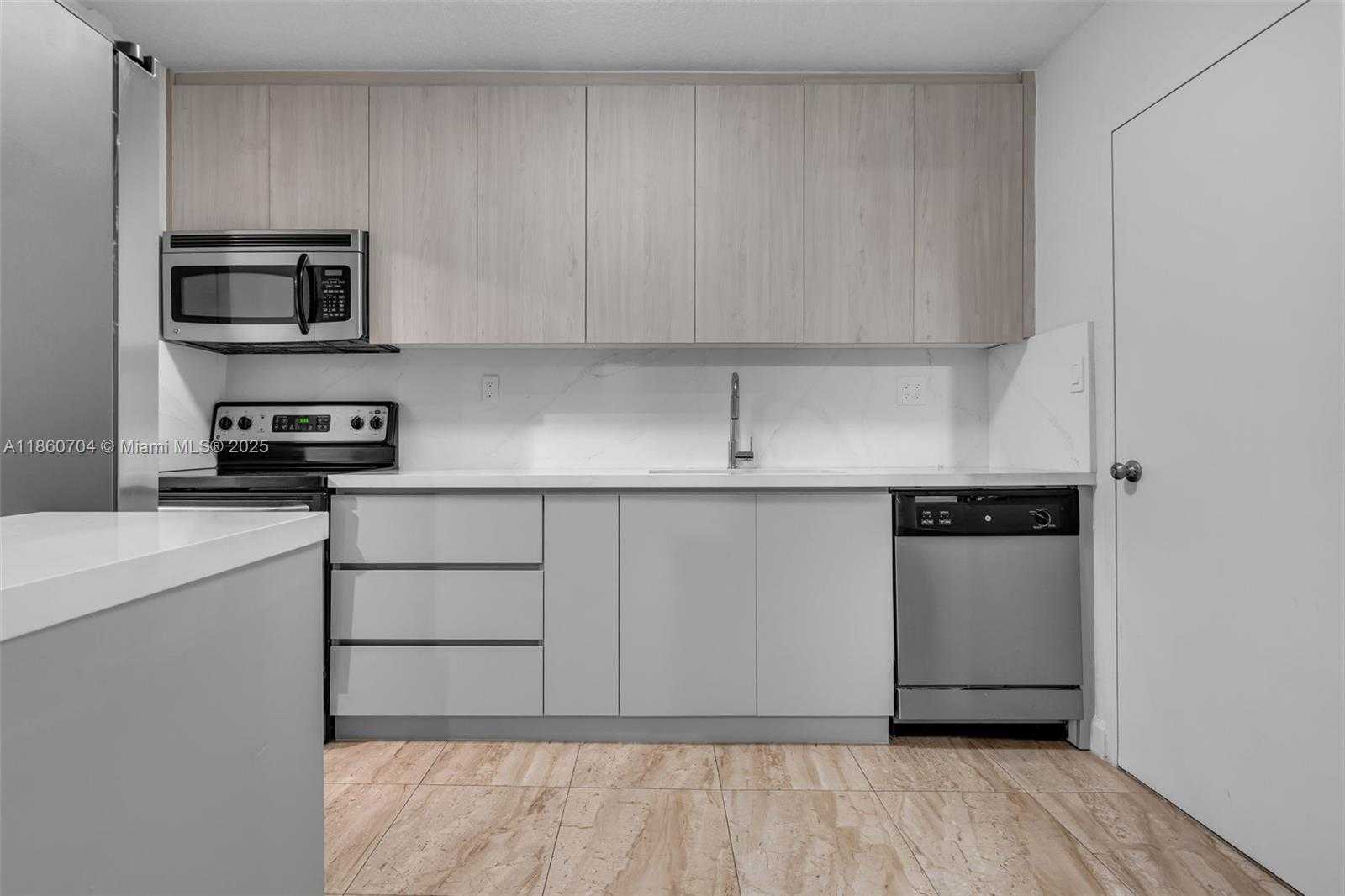 Small Image of 5401 COLLINS AVE #211, Miami Beach Number 9