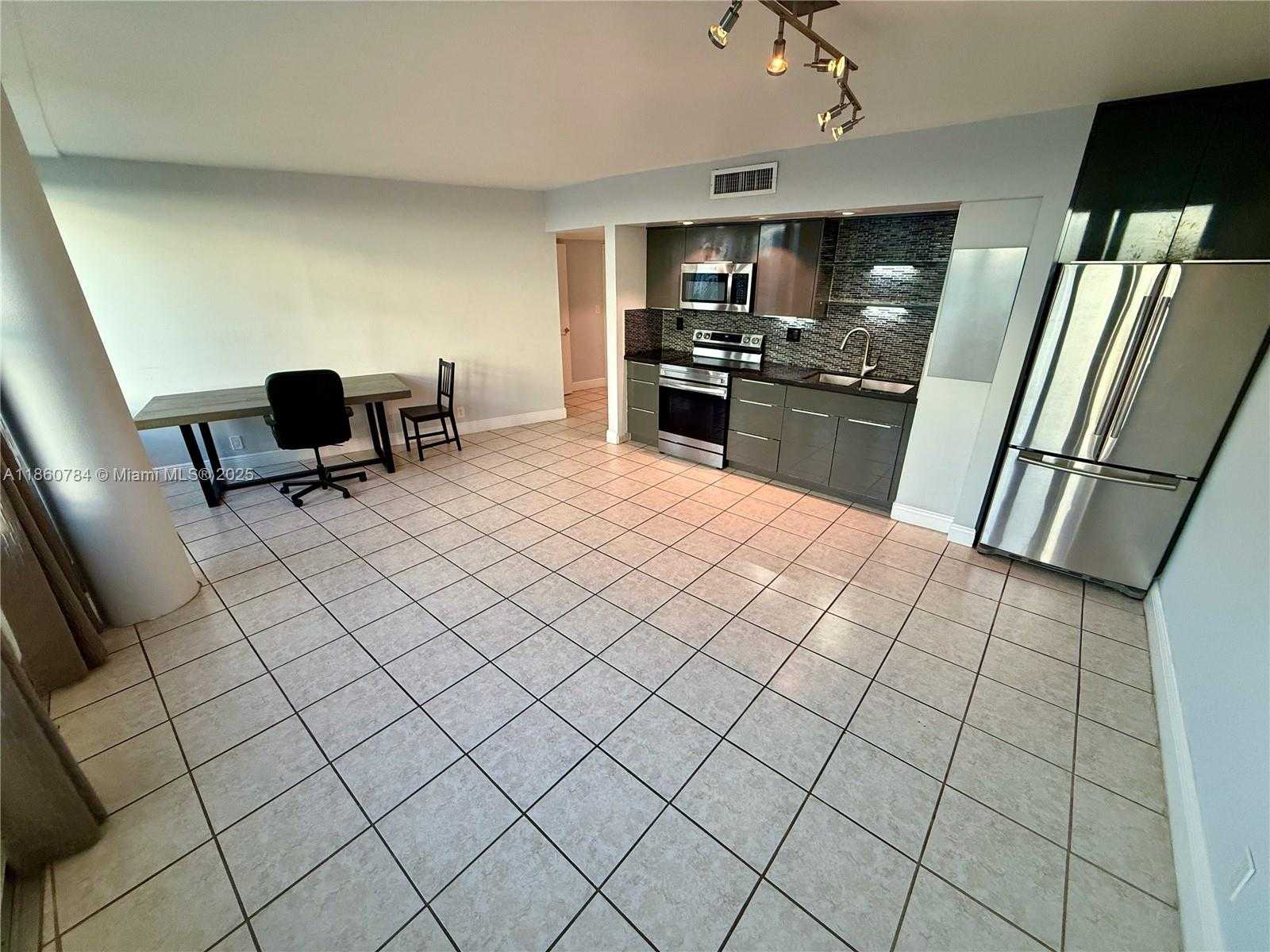 Small Image of 900 BAY DR #913, Miami Beach Number 3