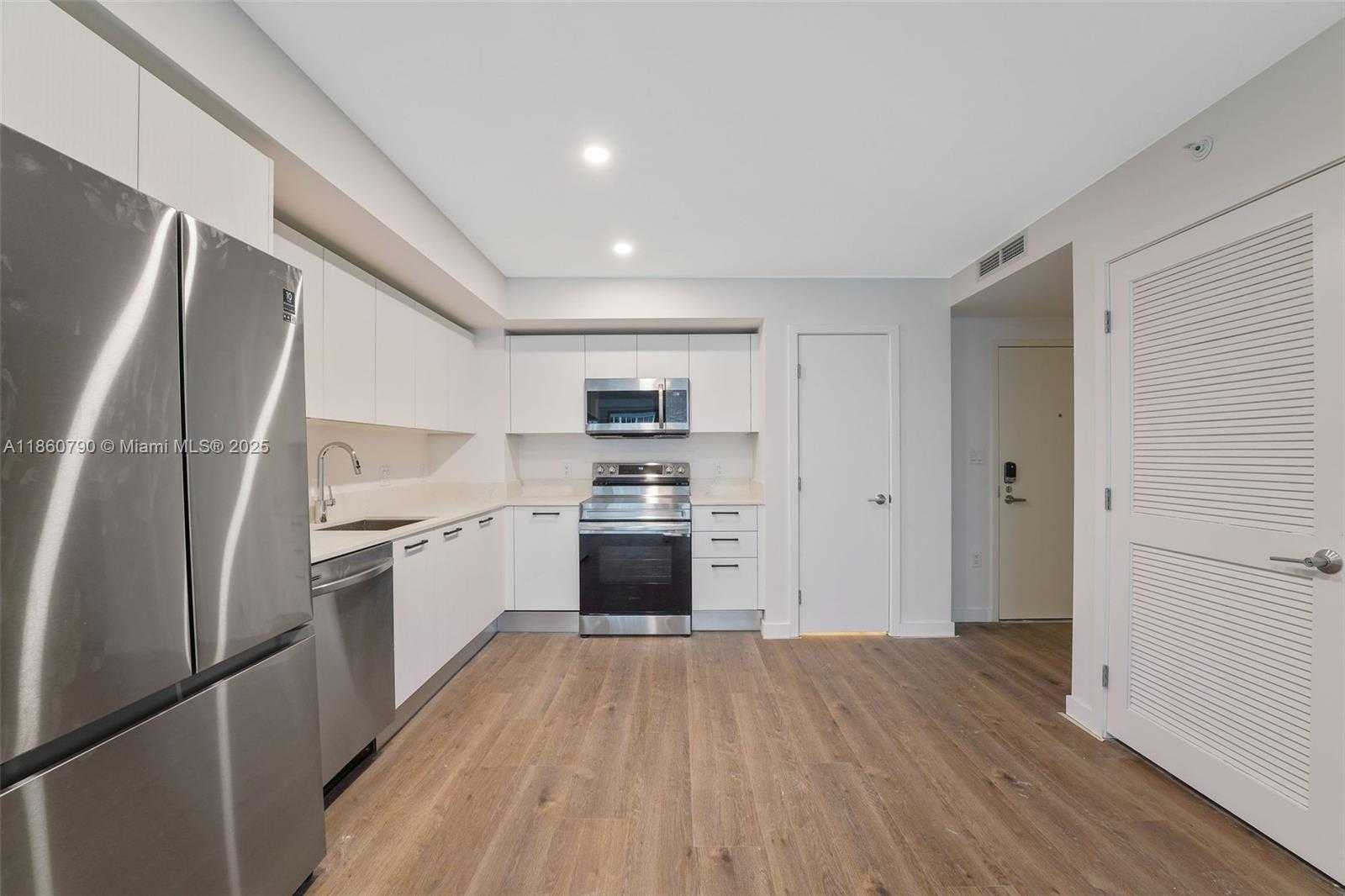 Small Image of 1500 BAY RD #N-1118, Miami Beach Number 4
