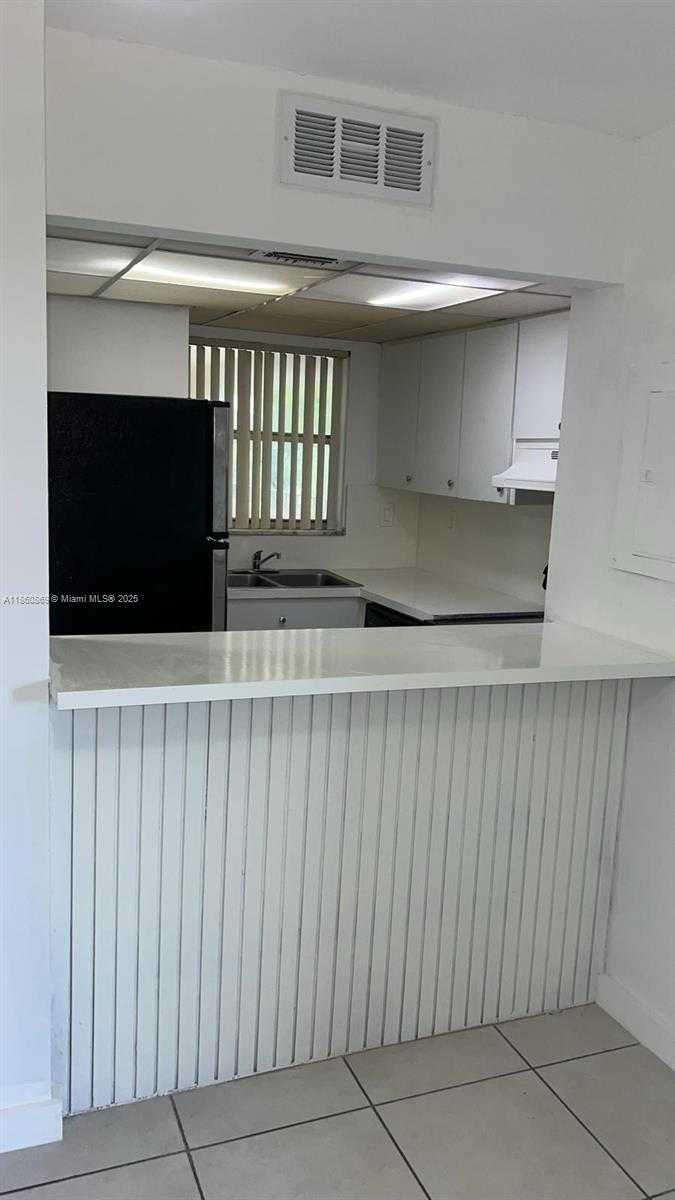 Small Image of 8860 FONTAINEBLEAU BLVD #403, Miami Number 9