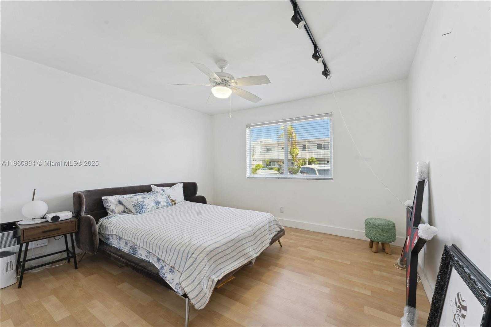 Small Image of 7440 BYRON AVE #1B, Miami Beach Number 12