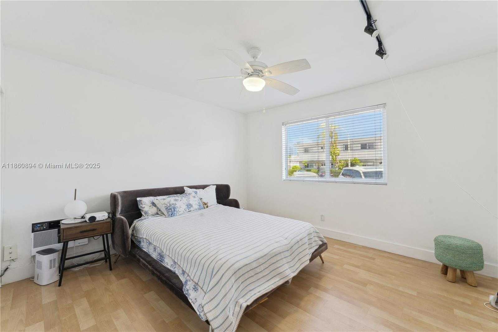 Small Image of 7440 BYRON AVE #1B, Miami Beach Number 13