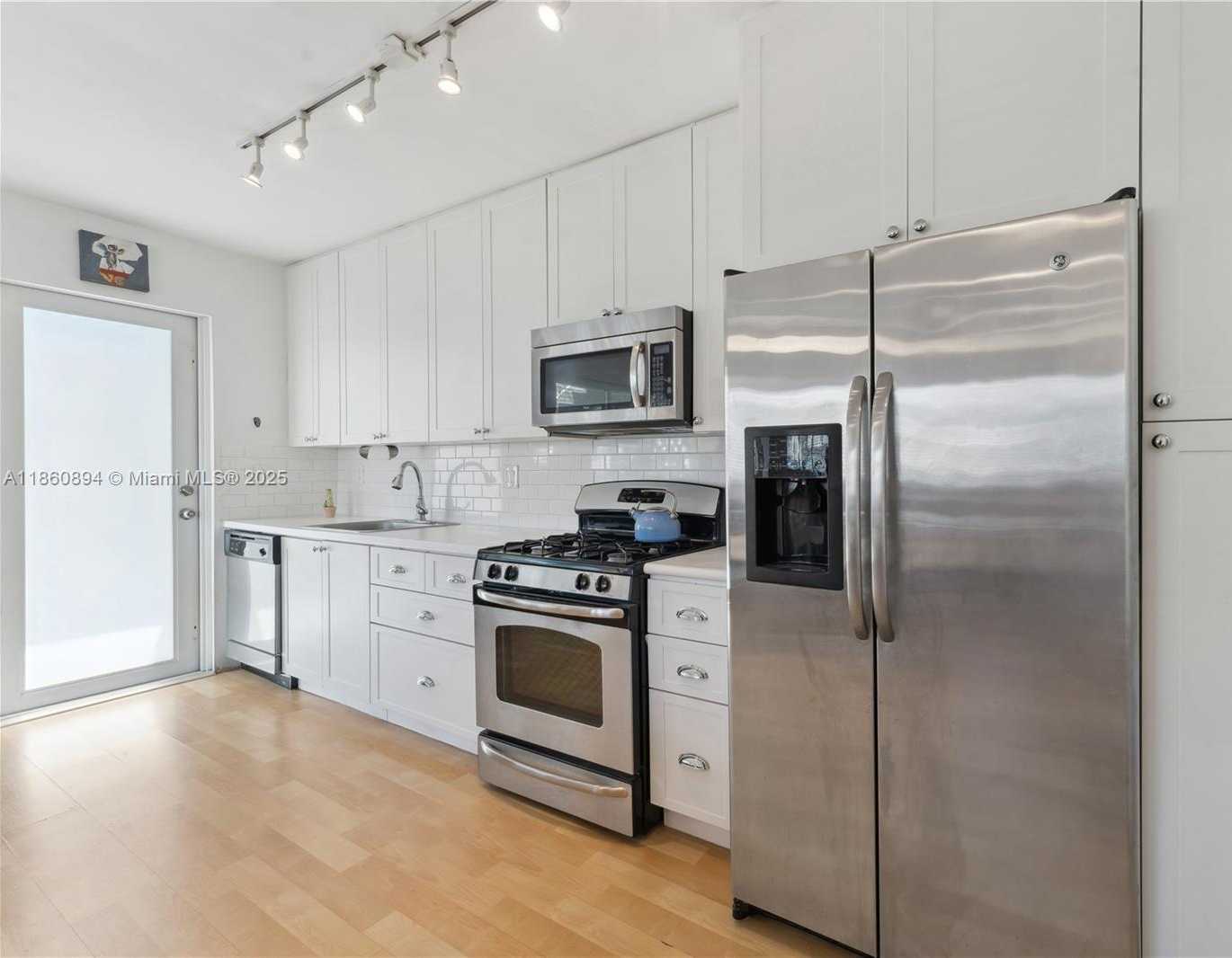 Small Image of 7440 BYRON AVE #1B, Miami Beach Number 6